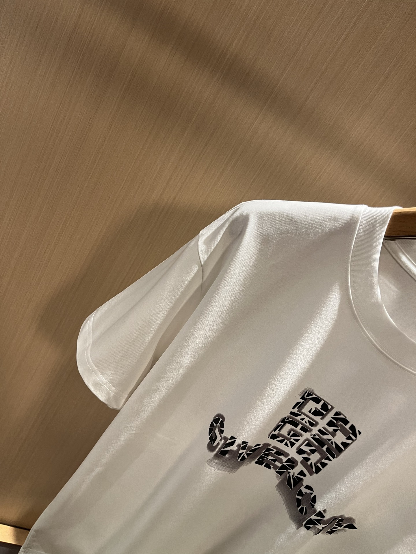   Giv*chy/纪*希2025春夏新款男女同款👫短袖T恤，主创时尚注入了全新时尚能量。通过探索各种题