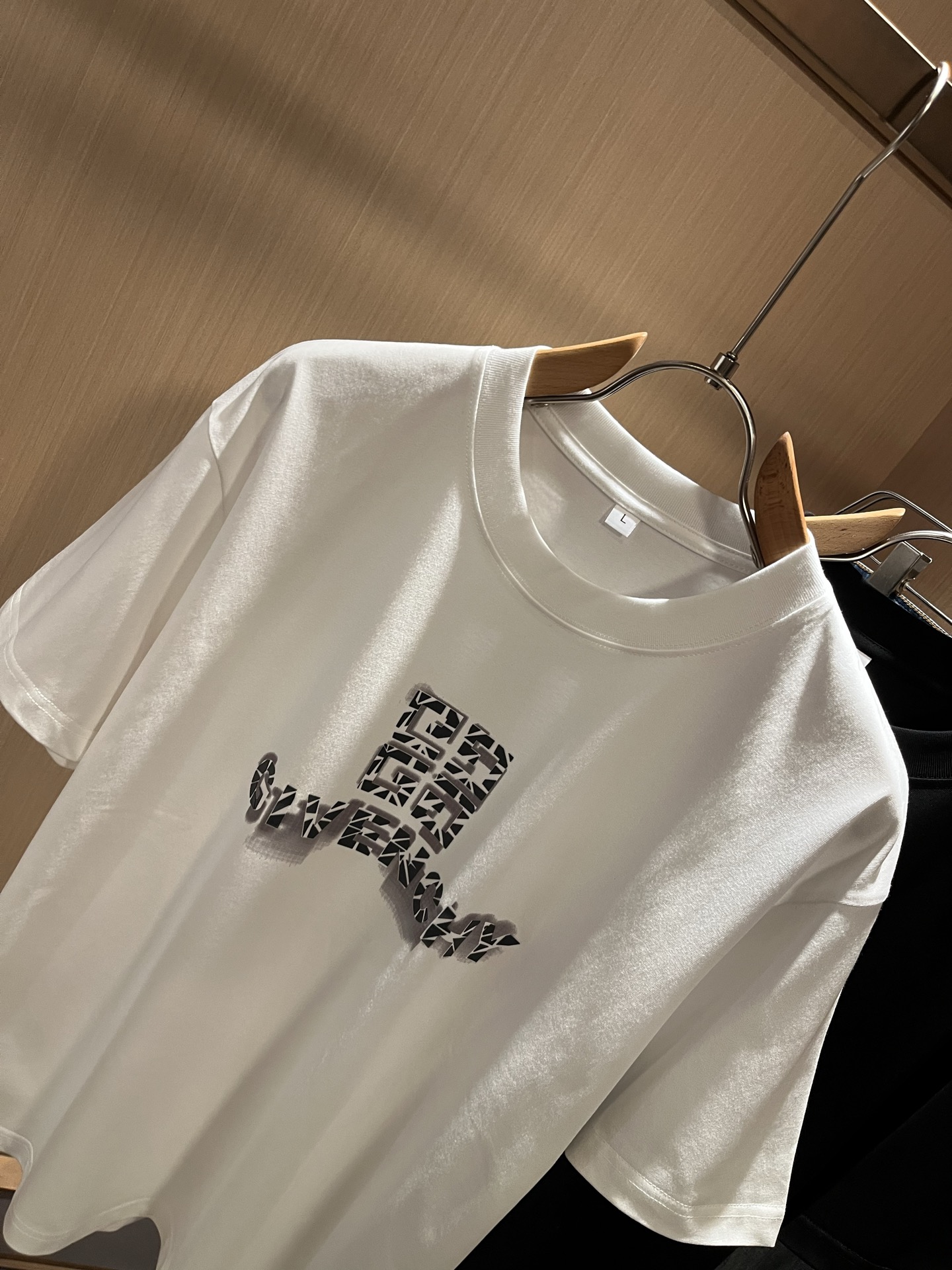   Giv*chy/纪*希2025春夏新款男女同款👫短袖T恤，主创时尚注入了全新时尚能量。通过探索各种题