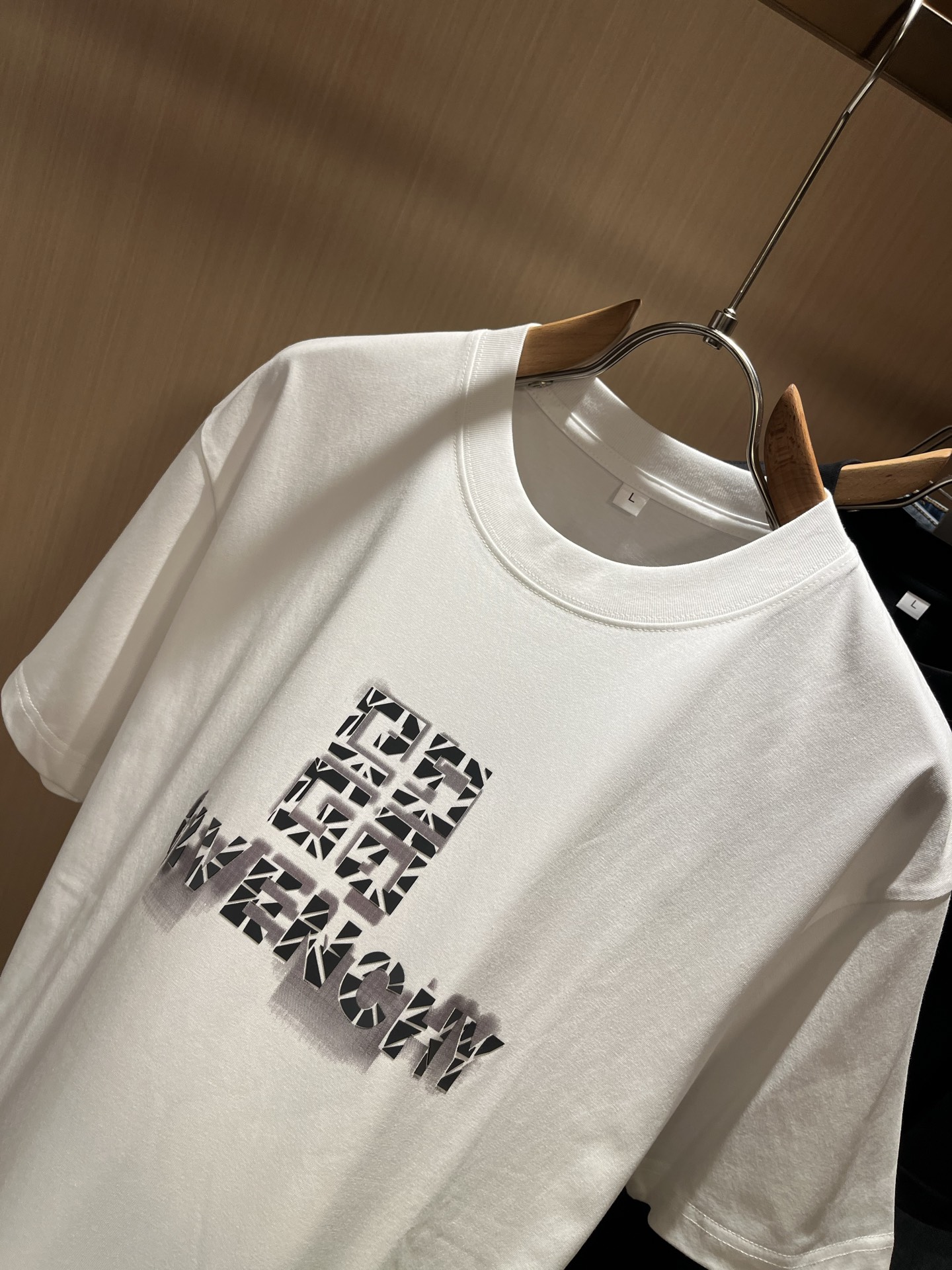   Giv*chy/纪*希2025春夏新款男女同款👫短袖T恤，主创时尚注入了全新时尚能量。通过探索各种题