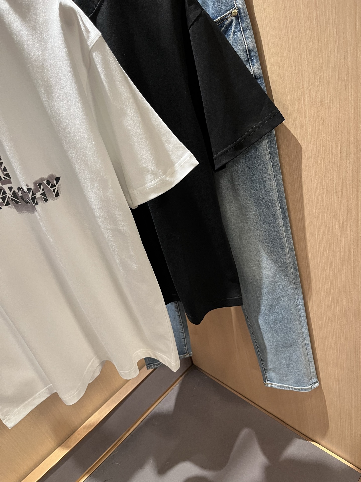   Giv*chy/纪*希2025春夏新款男女同款👫短袖T恤，主创时尚注入了全新时尚能量。通过探索各种题