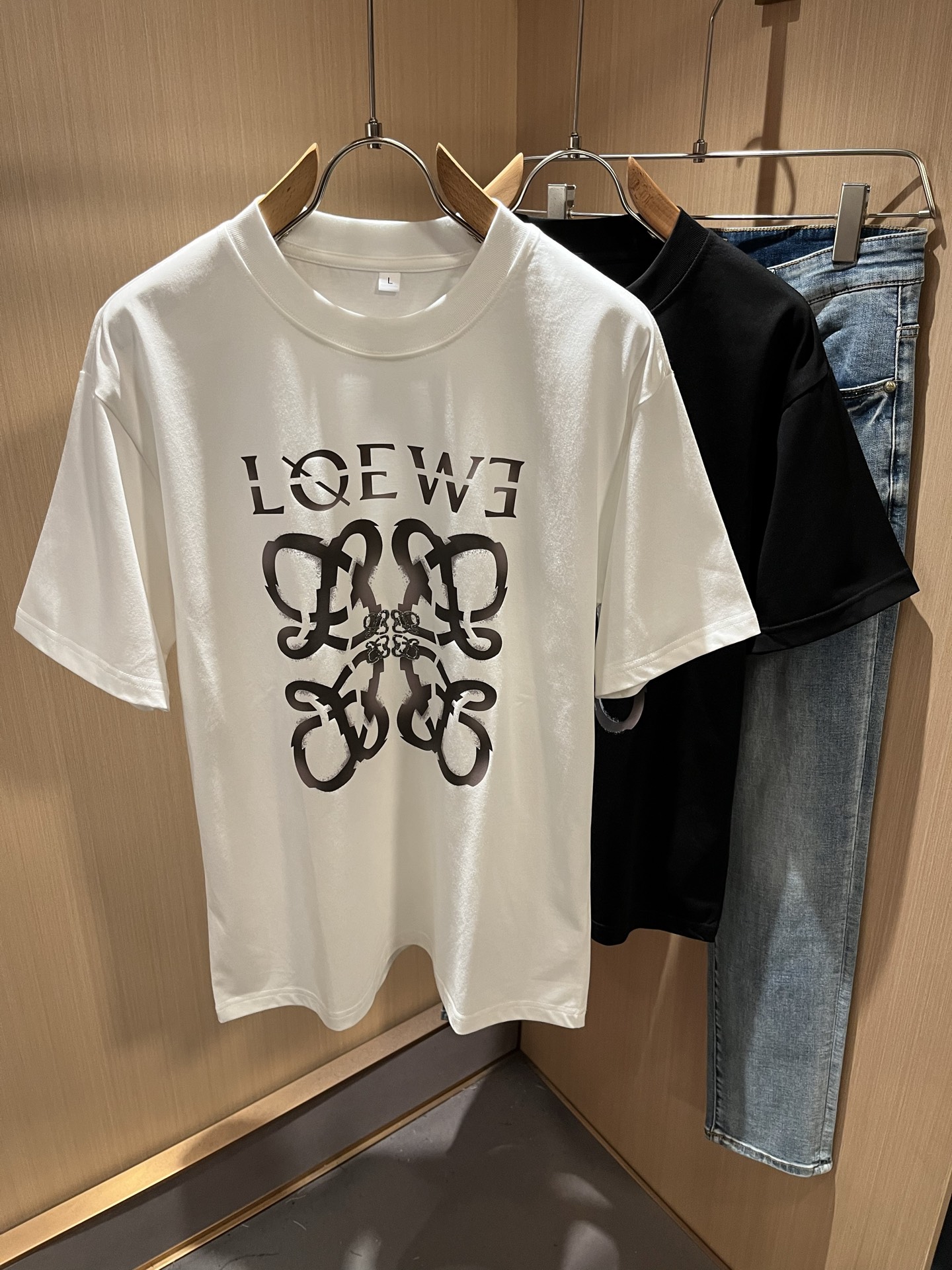 NO:511781,LOE*WE Luo*We Spring and summer new short-sleeved T-shirt for men and women, original Italian order channel, very personalized and high-end style, logo pattern offset printing technology design!  Couple pure cotton short-sleeved T-shirt!  !  The latest fashion trends and popular products are here, and it is another simple and high-end fashion item. It is a fashion product with very high-end outfit charm. It is a must-have item for fashion trends!  Original Italian manufacturer channels, special-level orders, and released at the same time as Hong Kong, Macao and Taiwan buyers. This model is also the latest popular product of Luo Yiweijia this year and the most classic product. Its specifications and grades are beyond doubt!  !  The choice is very diverse, and it can be said that this model naturally has a fresh and natural feeling, showing the brand charm and high-end feeling. The texture of this model is very good, and the heavy weight and brilliant skin-friendliness that can be seen with hands are even better, and it is a complete enjoyment of wearing!  !  Size: M-4XL, loewe, loewe, T-shirt,tees, t-shirt,alexander wang19860909LOE*WE罗*威 春夏新款男女同款短袖T恤,意大利原厂订单渠道,极具个性高级风,标志logo图案压胶印花工艺设计！情侣款纯棉短袖T恤！！最新时尚潮流人气产物驾到,又是一款简约高级的时尚单品,穿搭魅力十分高级不俗的时尚产物 ,时尚潮流必备单品！意大利原厂渠道,特供级别订单,同步港澳台买手店发布,此款也是罗意威家今年的最新人气产物,也是最经典的产物,其规格跟档次更是毋庸置疑！！ 选择极具多样化,言而喻此款自然具备那种清新自然的感觉,彰显品牌魅力与高级感,此款的质感十分的到位,用手可以感知的重磅跟出彩亲肤程度更是上佳,十足的穿着享受！！尺码: M-4XL,,loewe,loewe,T-shirt,tees，t-shirt,alexander wang,Men's clothing