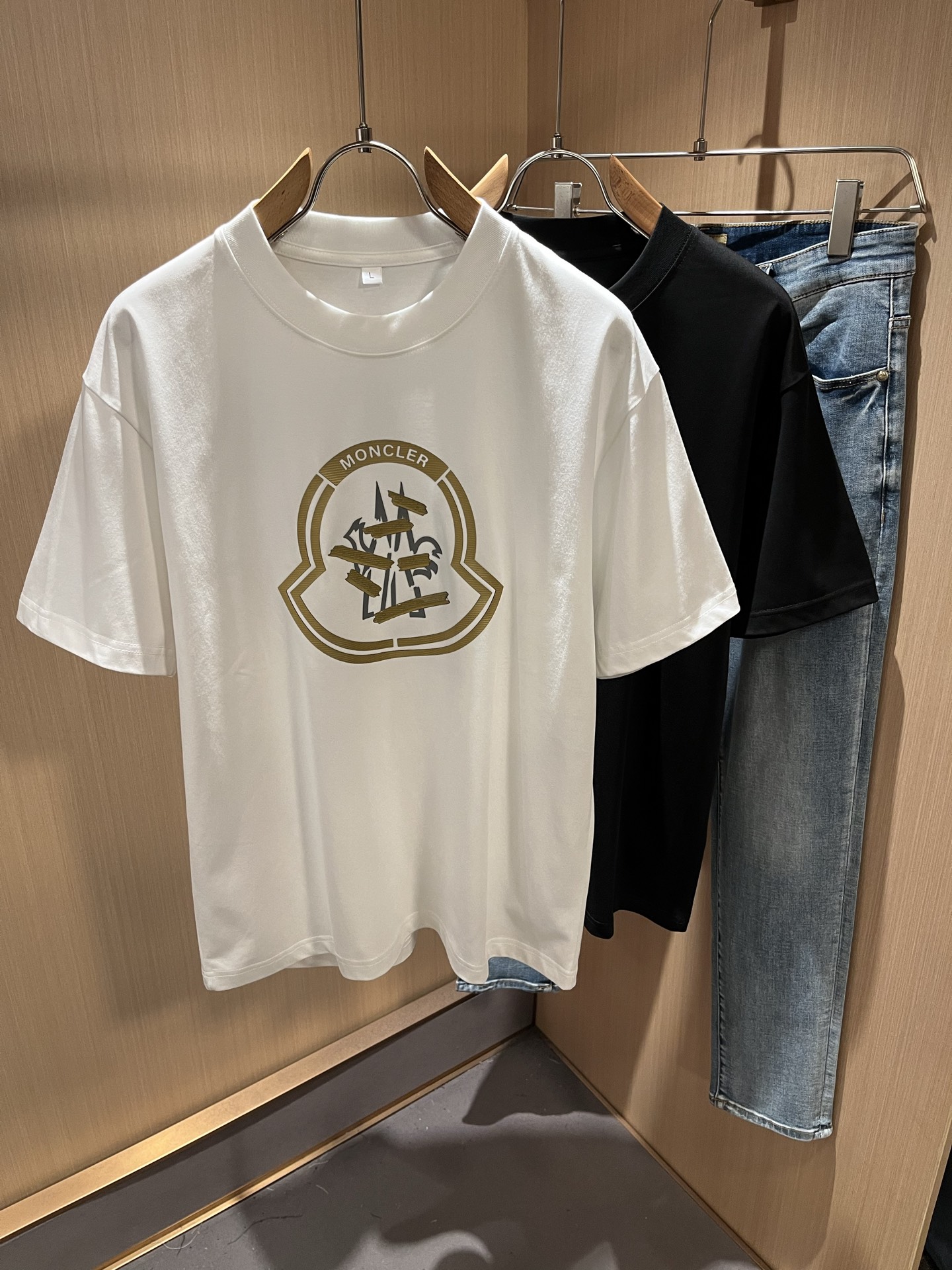 NO:508603,Moncler Mengjia 2025 Spring and Summer Men and Women's Same Style Couple Style Latest Trade Order Short-Sleeve T-shirt, Full Quality!  !  Internet celebrity style!  Designed with logo pattern!  The upper body is comfortable and breathable, not stiff, and the overall three-dimensional feeling is rich. Quality export orders, customized exclusive pure cotton fabric tailoring to meet the simple needs of commuters for dressing. The upper body is very effective, slim and not picky about the figure. The fabric workmanship... Improper, only good craftsmanship can make you feel good and tasteful. A must-have item for everyone!  Size M-4XL, T-shirt,tees,t-shirt,alexander wang19860909Moncler蒙家 2025春夏男女同款情侣款最新的贸易订单短袖T恤,全品相！！网红款！采用logo图案印花设计！上身舒适透气,不僵硬,整体有着丰富的立体感,品质出口订单,定制专属纯棉面料剪裁,满足通勤人们对于着装的简约需求,上身效果很好,显瘦,不挑剔身材.面料做工....无可挑剔,好工艺好面料才能穿出好品味一款,人手必备单品！尺码M-4XL,,T-shirt,tees，t-shirt,alexander wang,Men's clothing