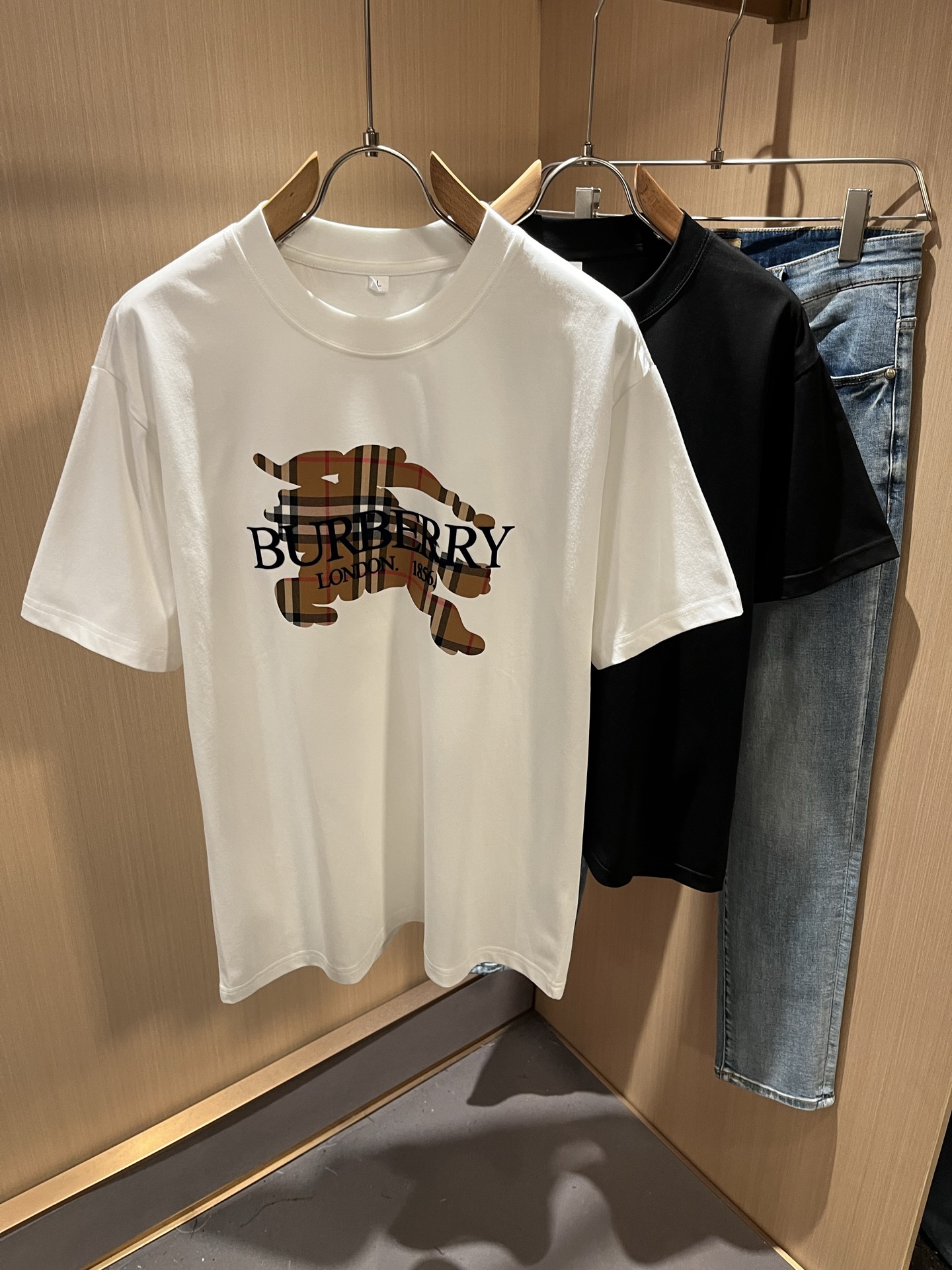 NO:508609,BURBER*Y Ba*li's new spring and summer 2025 short-sleeved T-shirt for men and women, is coming, and is made of a popular environmentally friendly pure cotton fabric recently. It is a high-end outdoor sports and leisure series, which is very popular in sports!  BUR's latest special material, logo pattern glue pressing design!  Fabric is also called memory cloth, which refers to fabrics with morphological memory functions. It instantly kills all versions on the market. It can only be said that it is not a level at all. Whether it is material, detail restoration and craftsmanship, you are not afraid of any challenges. Just to contribute wonderful products to everyone. As always, it is consistent. A style that implements the core concept of BUR will be closely tied to fashion, always maintaining perfection, a simple but not simple design style that perfectly meets the outfit you need in daily life. Size: M-4XL, burberry, T-shirt, tees, t-shirt, alexander wang19860909BURBER*Y巴*莉2025春夏新品男女同款短袖T恤,重磅来袭,最近比较火热的环保纯棉面料制作而成,高端户外运动休闲系列,非常火热运动风潮！BUR最新研发的特殊材质,标志logo图案压胶设计！面料也叫记忆布,是指具有形态记忆功能的面料,秒杀市面上一切版本,只能说根本就不是一个级别的存在,不管是材质还是细节还原度以及工艺制作方面,不惧任何挑战,只为给大家奉献绝妙产物一如既往,始终如一,贯彻了BUR核心理念的一个款式将与时尚紧紧的捆绑在一起,时刻保持完美,简约而不简单的的设计风格,完美的满足了你日常所需要的穿搭.尺码:M-4XL,,burberry,T-shirt,tees，t-shirt,alexander wang,Men's clothing