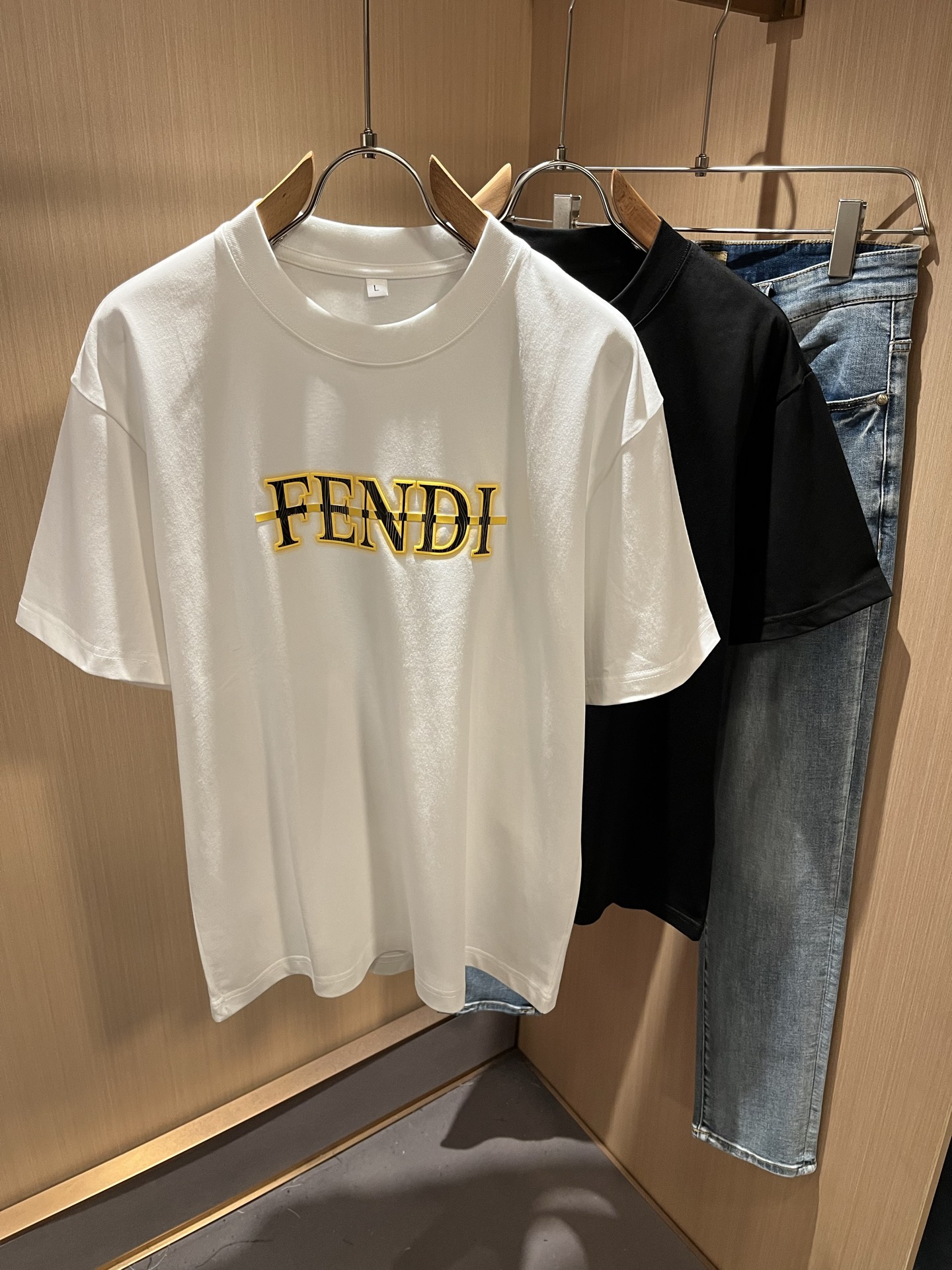 NO:508591,FEN*I FEN*Di's new spring and summer 2025 FD family FF men and women base shirt, versatile and simple short sleeves for men and women. Original Italian orders, popular FD family items, simple and pure colors. The FD family's enduring iconic products, high-quality products with full representation and full specifications, and high-quality products that all FD fans are worth buying!  Pure Yidian channel orders, high-end and popular products from the FD family, very popular items at the moment, and iconic letter logo pattern glue-on modification!  High-end goods worth keeping and giving away to others!  It is trendy and beautiful, with a full sense of trendy atmosphere, and has a very high level and specifications. It uses a very classic black and white color combination, giving people a strong visual impact and has a very high recognition. It is top-quality exclusive pure cotton fabric, created with a soft, delicate and comfortable touch, and has a very high-end and classy appearance!  Perfectly interprets the charm of the brand and leaves a deep impression. It is more fashionable and charming. It has simple, elegant and fashionable upper body, and is even more stressful for outfits!  The inner wear alone is very delicious and beautiful scenery that cannot be ignored!  Size M-4XL, fendi,dior,T-shirt,alexander wang19860909FEN*I 芬*迪2025春夏新款FD家族FF男女同款打底衫,男女同款百搭极简短袖.意大利原厂订单,FD家族人气单品,简约纯色系打造.FD家族经久不衰的标志性臻品,代表性十足,规格感十足的精品,所有FD粉丝都值得抢购的精品！纯正意代渠道订单,FD家族的高奢人气爆款产物,当下十分火爆的单品,标志性字母logo图案压胶修饰！值得自留和送人的高端货！新潮又好看,潮流气息感十足,档次规格感极高,并且采用十分经典的的黑白双色搭配,给人的视觉冲击感相当强烈,有着极高的辨识度,顶级专属纯棉面料,打造,触感柔软细腻舒适,品相相当高级有档次！完美诠释品牌魅力,给人留下深刻印象.更具时尚与韵味,上身简约大方时尚,对于穿搭更是毫无压力！单穿内搭都极有味道,不可忽视的靓丽风景线！ 尺码M-4XL,,fendi,dior,T-shirt,alexander wang,Men's clothing