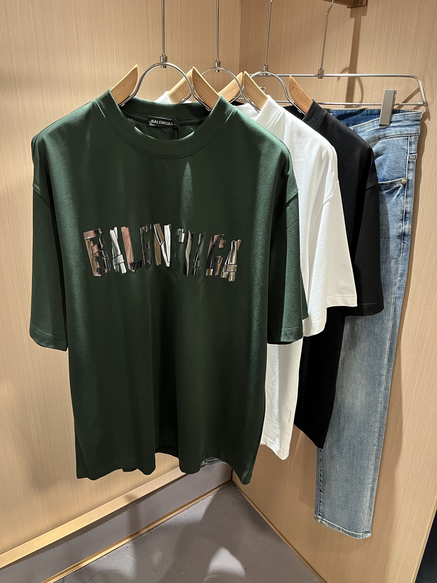 NO:505666,BALENCIA* Paris* Home 2025 Spring and Summer New Men and Women Couples Casual Loose Cotton Round Neck Short Sleeve T-shirt!  Trading companies have sparse channels and are released on the official website at the same time!  The latest series of spring and summer 2025, classic fashion design elements, injecting full vitality into the new series. This T-shirt is carefully selected for imported cotton fabrics. The fabric feels skin-friendly and soft and delicate, and the body logo print and glue design!  It has an extremely comfortable and breathable wearing experience. The whole item is very eye-catching and fashionable, and is deeply loved by young people today!  The loose round neck cut is a neutral style regardless of age and gender, suitable for matching all the styles and looks you need in your daily life!  It is recommended to wear couple outfits to go out on the street to make it more pleasing to the eye!  Size S-3XL, balenciaga, T-shirt,tees, t-shirt,alexander wang19860909BALENCIA*巴黎*家 2025春夏新款男女同情侣款休闲宽松棉质圆领短袖T恤衫！贸易公司渠道稀出,同步官网发售 ！ 2025春夏最新系列,经典时尚设计元素,为全新系列注入满满活力,这款T恤衫用心甄选客供进口棉面料制成,面料手感亲肤柔软细腻,衣身logo印花压胶设计！拥有着无比舒适透气性的穿着体验,整件单品极具吸睛度与时尚感,深受当下年轻人的喜爱！基础宽松的圆领版型裁剪,不分年龄与性别的中性款式,适合搭配你日常所需的所有风格与造型！建议搭配情侣装出街会更为养眼出色！尺码S-3XL,,balenciaga,T-shirt,tees，t-shirt,alexander wang,Men's clothing