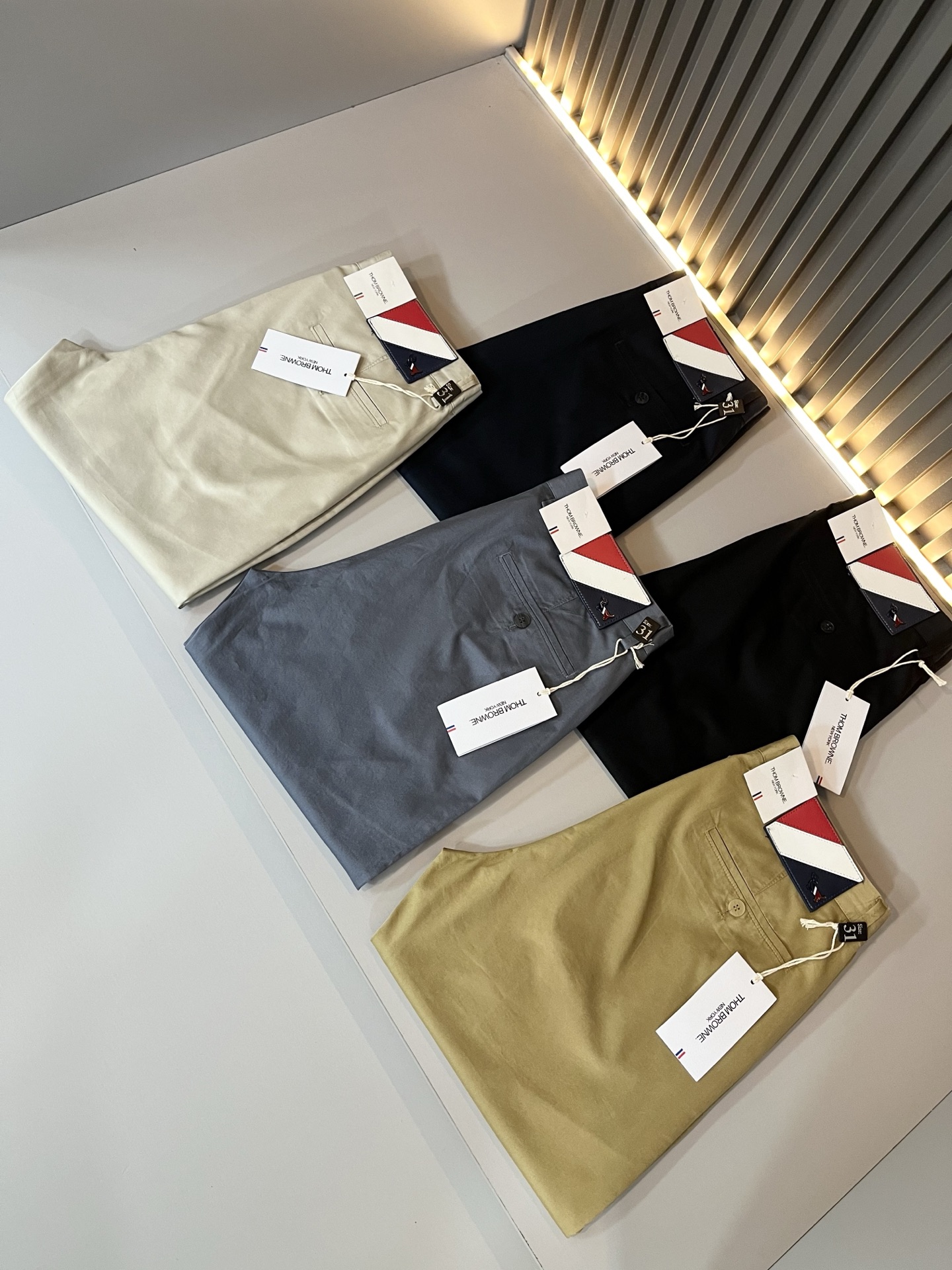 NO:505691,ThomBrow*e Tom*Long ~ 2025 spring and summer new casual trousers, available at the same time on the official website, unique design charm, very high-end, simple but not simple, new model of ready-to-wear!  The fabric is selected with unique elastic spandex fabric, which feels smooth and soft, has texture, and has a strong sense of verticality. The upper body is smooth and not tight, and the sultry feeling caused by direct ultraviolet rays. Leather logo design!  The style is harmonious and unified, with the ultimate craftsmanship level. The side is very unique and tailored, very flavorful, delicate and comfortable to wear, showing sports vitality and exquisite details. The classic and perfect layout design shows fashion vitality in daily leisure life. Improve men's charm and style and achieve high-end models. Size 30-40,,alexander wang19860909ThomBrow*e汤姆*朗 ~2025春夏新款休闲西裤,官网同步有售,独特设计魅力,非常高端,简约不简单,成衣新典范！面料精选独特弹力氨纶面料,手感光滑柔软,有质感,有很强的垂直感,上身爽滑不紧绷,紫外线直射造成的闷热感,皮革logo设计！风格和谐统一,极致工艺水平.侧面非常独特裁剪设计风格,非常有味道,精致细腻,好穿舒适,展现运动活力,细节考究.经典完美版型设计,日常休闲生活中展现时尚活力.提升男士魅力格调,成就高端典范.尺码30-40,,alexander wang,Men's clothing