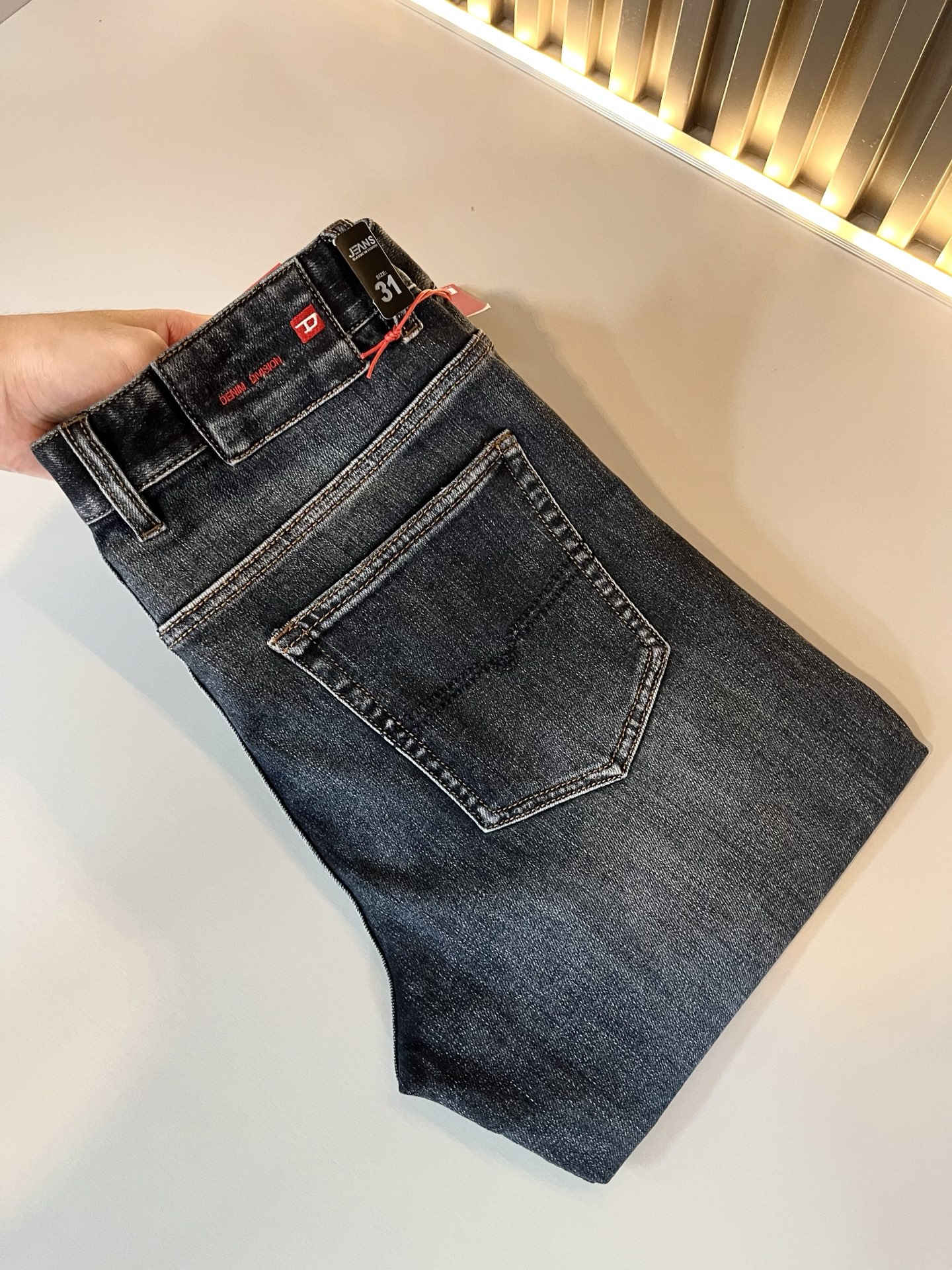 NO:507114,DiSai Spring and Summer Men's Washed Small Straight Jeans!  Trading company channel is awesome, with excellent quality, versatile versatile pants king in the fashion circle, European and American street photography mid-to-high frequency wear demonstration, leather waist brand logo design!  And it is a must-have item for luxury brands every season!  Very pure and minimalist design tone!  Adhering to the D family's consistent fashion proposition, it is quite eye-catching, and it demonstrates its ingenious craftsmanship and strongly posits its brand identity!  Customized Italian tannin fabrics are invincible in texture and have a charm, perfect style and tailoring, and excellent slimming effect. They can sweep the wardrobe and match any top set. They are widely compatible and casual, with full upper body shapes and invincible fashionable and versatile!  Size 29 -40,dior,jeans,alexander wang19860909迪赛春夏男士水洗小直筒牛仔裤！贸易公司渠道牛货,品相超赞,时尚圈万能的百搭裤王,欧美街拍中高频穿搭示范,皮革腰牌logo设计！且是奢侈品牌每季必出的单品！非常纯粹极简的设计基调！秉承了D家一贯的时尚主张,颇具看点,即彰显了匠心工艺又有力的标榜了品牌身份！客供意大利定制丹宁面料,质感无敌赞,颇具韵味,版型剪裁完美,提臀修身显瘦效果极佳,可横扫衣橱任何的上装搭配,兼容性广泛,休闲兼备,上身型款十足,无敌的时髦百搭神品！尺码29 -40,,dior,jeans,alexander wang,Men's clothing