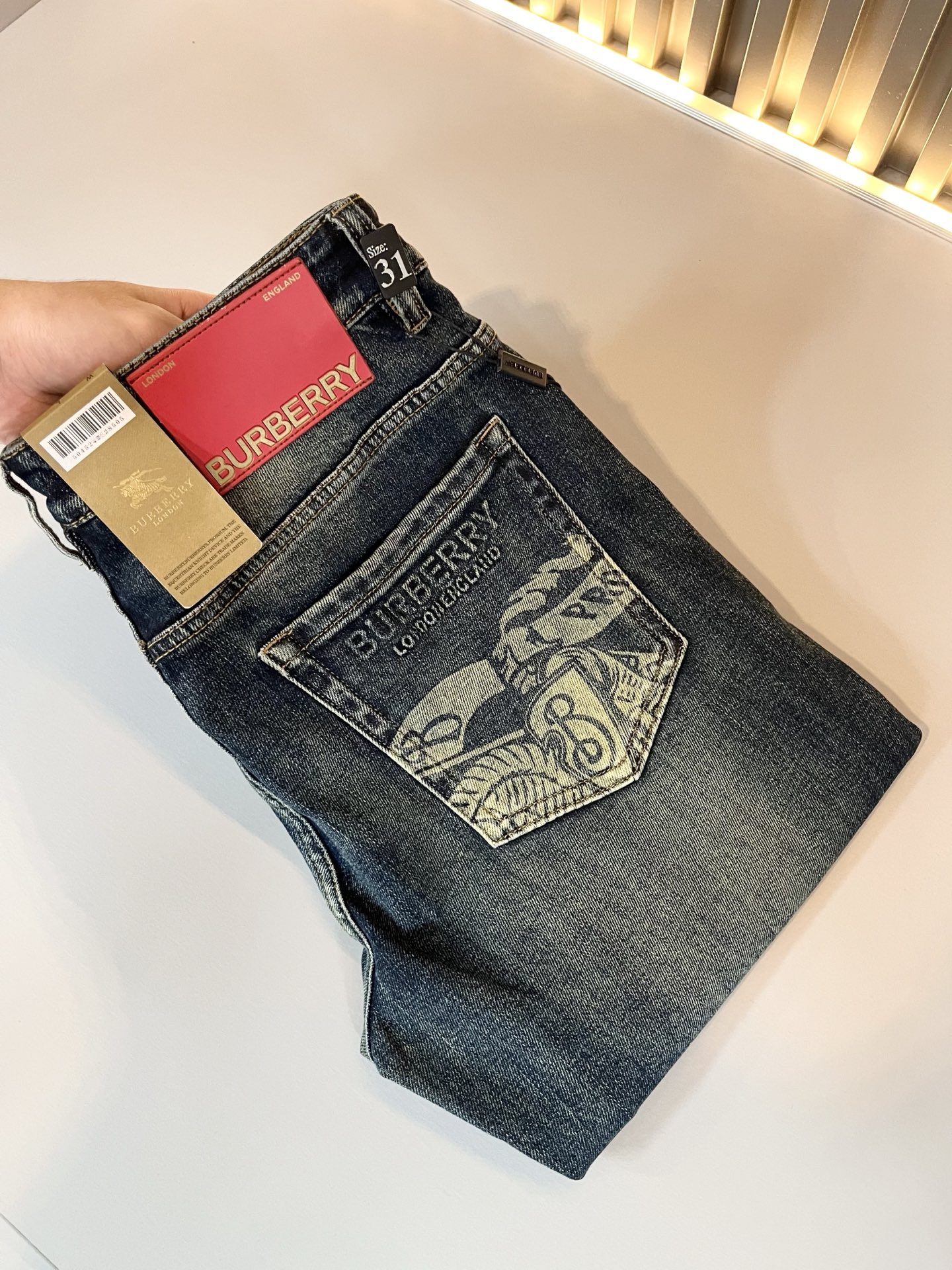 NO:507109,BURBER*Y Ba*li Spring and Summer New high-end casual and versatile jeans for men!  For BUR fans, such a grand classic design is enough to plant grass at a glance. It is the most handsome series among all BUR jeans this year. I only need to take a look and know that this will definitely be a hit product that has caused a sensation, and it is popular on the Internet. The classic slim three-dimensional tailoring style is equipped with the latest logo pattern waist brand craft design!  Very representative waist brand modification!  It simply and easily demonstrates the charm of the brand, and naturally presents specifications, grades, fashion and trendy effects. It matches the performance to easily create a high-end and high-end effect!  The top imported Japanese washing cowboy is made of cotton, and it is comfortable and breathable, and has a natural drape, which is suitable for all year round outfits!  !  This jeans are made of three-dimensional cut and straight-fitting style. The magic and practical wearability of the single match are understandable. Whether you are wearing daily clothes or appearing on the high street, it is the best choice. It is super charming!  It also demonstrates the authentic BUR original flavor, and it also perfectly shows its specifications and rank!  Obviously, this is a big and powerful product that you must collect. Whether you are a fan of BUR or not, you must collect this product and highly recommend it!  Size 29-40, Burberry, jeans, alexander wang19860909BURBER*Y巴*莉 春夏 新品男士高端休闲百搭牛仔裤！对于BUR粉丝来说,这样大气的经典设计足矣一眼种草,是今年BUR所有牛仔裤当中最帅的一个系列,我只需要看一眼就知道,这绝对会是一个引起轰动的爆款,而且全网风靡,经典的修身立体剪裁版型打造,配置了最新的logo图案腰牌工艺设计！极具代表性腰牌修饰！简单轻松的彰显出品牌魅力所在,自然而然的呈现规格,档次,时髦以及新潮效果,搭配性能满分,轻松穿出高级感与高端效果！顶级的进口日本洗水牛仔棉质打造,并舒适透气感满分,且垂感自然,适合一年四季的穿搭所需！！此款牛仔裤采用了立体裁剪小直筒版型打造,其单配魔力与实穿性是无可厚非的,不管你是日常穿搭还是高街出镜都是不二之选,超具魅力！更是彰显了地地道道的的BUR原味,同时也是完美的展现了其规格和段位所在！很显然,这是一款绝对要收的重磅好货,不管你是不是BUR的粉丝,此款你都必须要收,极力推荐的好货！尺码29-40,,burberry,jeans,alexander wang,Men's clothing