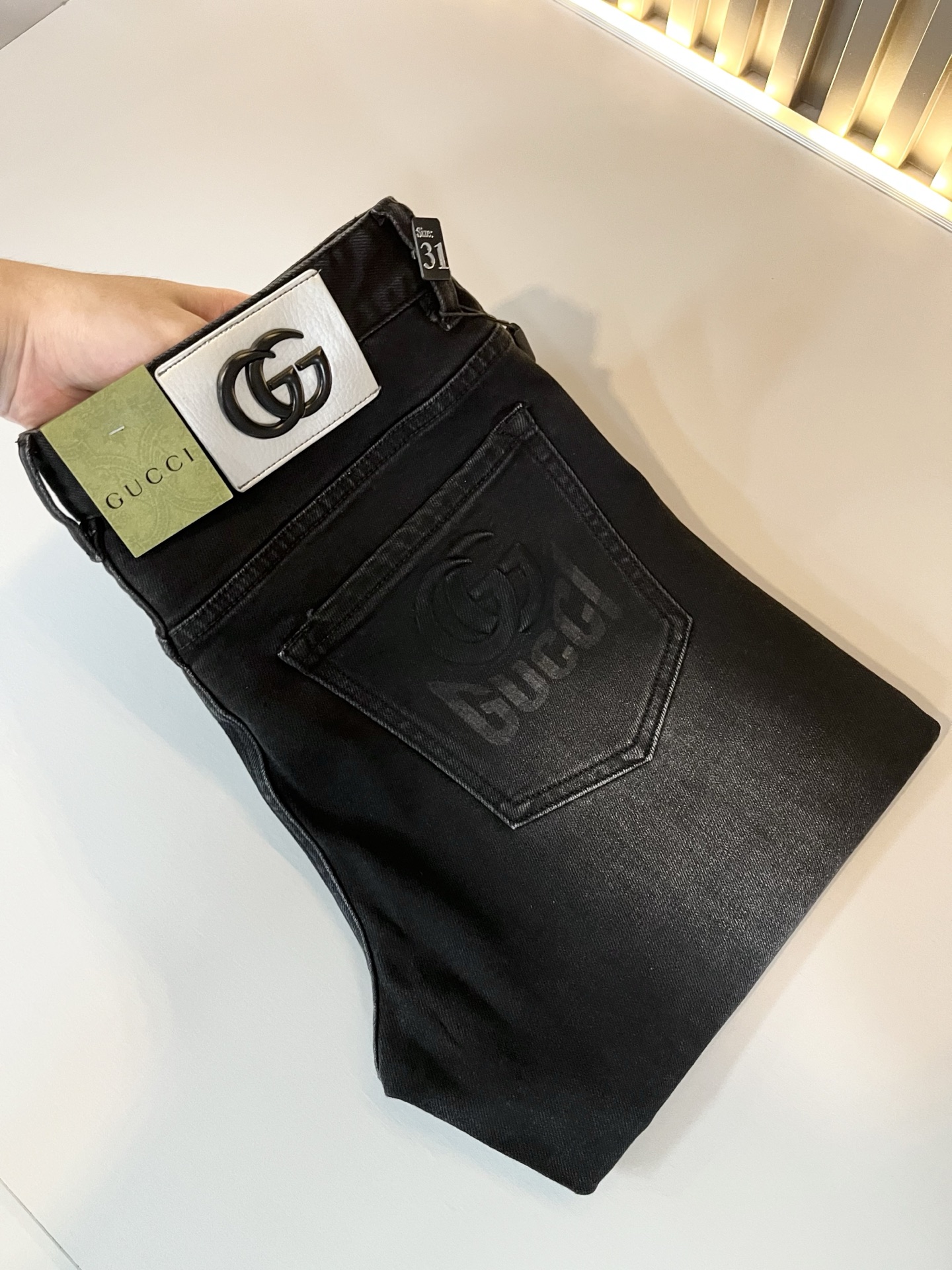 NO:507120,Guc* Gucci New spring and summer products for men's high-end casual and versatile four-season commuting slim tailoring jeans!  For fans, such a grand classic design is enough to plant grass at a glance. It is the most handsome series of all jeans this year. I only need to take a look and know that this will definitely be a sensational hit, and it is popular on the Internet. The classic slim three-dimensional tailoring style is equipped with the latest logo pattern waist brand craft design!  Very representative waist brand modification!  It simply and easily demonstrates the charm of the brand, and naturally presents specifications, grades, fashion and trendy effects. It matches the performance to easily create a high-end and high-end effect!  The top imported Japanese washing cowboy is made of cotton, and it is comfortable and breathable, and has a natural drape, which is suitable for all year round outfits!  !  This jeans are made of three-dimensional cut and straight-fitting style. The magic and practical wearability of the single match are understandable. Whether you are wearing daily clothes or appearing on the high street, it is the best choice. It is super charming!  It also demonstrates the authentic BUR original flavor, and it also perfectly shows its specifications and rank!  Obviously, this is a big and powerful product that you must collect. You must collect this product and highly recommend it!  Size 30-40 37 39, burberry, gucci, jeans, alexander wang19860909Guc*古奇 春夏新品男士高端休闲百搭四季通勤修身剪裁牛仔裤！对于粉丝来说,这样大气的经典设计足矣一眼种草,是今年所有牛仔裤当中最帅的一个系列,我只需要看一眼就知道,这绝对会是一个引起轰动的爆款,而且全网风靡,经典的修身立体剪裁版型打造,配置了最新的logo图案腰牌工艺设计！极具代表性腰牌修饰！简单轻松的彰显出品牌魅力所在,自然而然的呈现规格,档次,时髦以及新潮效果,搭配性能满分,轻松穿出高级感与高端效果！顶级的进口日本洗水牛仔棉质打造,并舒适透气感满分,且垂感自然,适合一年四季的穿搭所需！！此款牛仔裤采用了立体裁剪小直筒版型打造,其单配魔力与实穿性是无可厚非的,不管你是日常穿搭还是高街出镜都是不二之选,超具魅力！更是彰显了地地道道的的BUR原味,同时也是完美的展现了其规格和段位所在！很显然,这是一款绝对要收的重磅好货,此款你都必须要收,极力推荐的好货！尺码30-40 37 39,,burberry,gucci,jeans,alexander wang,Men's clothing