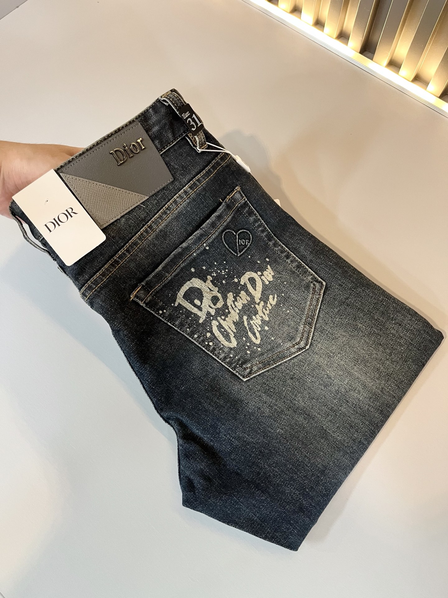 NO:505675,Dio*r Dijia 2025 spring and summer men's washing small straight jeans!  Trading company channel is awesome, with excellent quality, versatile versatile pants king in the fashion circle, European and American street photography mid-to-high frequency wear demonstration, leather waist brand logo design!  And it is a must-have item for luxury brands every season!  Very pure and minimalist design tone!  Adhering to the D family's consistent fashion proposition, it is quite eye-catching, and it demonstrates its ingenious craftsmanship and strongly posits its brand identity!  Customized Italian tannin fabrics are invincible in texture and have a charm, perfect style and tailoring, and excellent slimming effect. They can sweep the wardrobe and match any top set. They are widely compatible and casual, with full upper body shapes and invincible fashionable and versatile!  Size 29 -40,dior,dior,dior,jeans,alexander wang19860909Dio*r 迪家 2025春夏男士水洗小直筒牛仔裤！贸易公司渠道牛货,品相超赞,时尚圈万能的百搭裤王,欧美街拍中高频穿搭示范,皮革腰牌logo设计！且是奢侈品牌每季必出的单品！非常纯粹极简的设计基调！秉承了D家一贯的时尚主张,颇具看点,即彰显了匠心工艺又有力的标榜了品牌身份！客供意大利定制丹宁面料,质感无敌赞,颇具韵味,版型剪裁完美,提臀修身显瘦效果极佳,可横扫衣橱任何的上装搭配,兼容性广泛,休闲兼备,上身型款十足,无敌的时髦百搭神品！尺码29 -40,,dior,dior,dior,jeans,alexander wang,Men's clothing