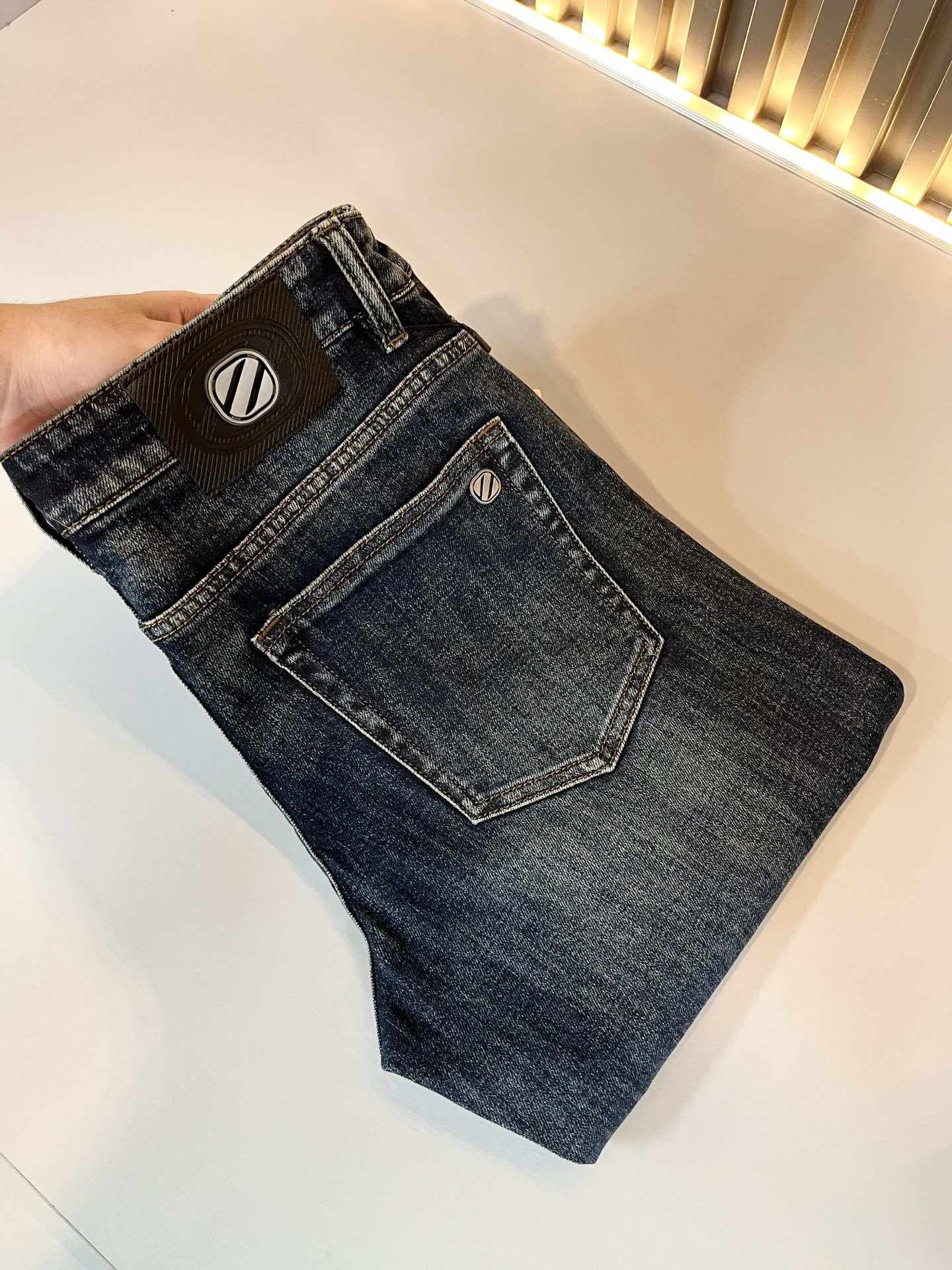 NO:505686,Zegna's new spring and summer 2025 new men's casual jeans, the finale of the channel has appeared!  !  Sold simultaneously at the counter!  It is no exaggeration to say that this trouser is made from the original OEM channel, not a bragging original OEM, but is a product from the domestic ready-to-wear OEM factory officially authorized by Jenia!  Therefore, the ratio of quantity and size is extremely short, so you can earn it if you grab it!  The best pants are officially unveiled!  !  !  !  !  !  Zegna's things have always been one of the only essential outfits for successful business people!  Not everyone can easily surpass the brand's high-end style and its own strong aura. No matter which season the style is, it is a standard temperament!  However, the fabric style is between business and casual and daily wear, and the waist design logo waist brand decoration!  Only Jenya, who can design a pair of trousers so well-suited to the public, is the only one who focuses on men's clothing, business and casualness!  Whether you wear this style in a casual occasion or in a business occasion, you must wear it well and be able to wear it to your own taste!  Pants that give yourself unlimited points!  Size 29-40, zegna, jeans, alexander wang19860909Zegna 杰尼亚 2025春夏新款男士休闲牛仔裤,压轴的渠道货出现了！！柜台同步销售！ 毫不夸张的说,此款裤装是原厂代工渠道的货,并不是吹牛的原厂代工,完全是由杰尼亚官方授权的国内成衣代工厂出来的产品！所以数量跟尺码配比都极度紧缺,抢到就是赚到！最好的裤装正式揭幕！！！！！！Zegna的东西,从来都是成功商务人士的专属必备行头之一！品牌高级的格调以及自带强大的气场并不是所有人都能轻易凌驾的.无论哪季的款式都是都是气质标配！但是面料版型又介乎于商务休闲跟日常穿着之间,腰身设计logo腰牌修饰！能将一款裤装设计到如此贴合大众穿着,也就只有专注于男装商务休闲的杰尼亚了！不论您是休闲场合穿搭,或者商务场合此款都能搭配的恰到好处要穿,就必须穿好的,能穿出属于自己品味的！给自己无限加分的裤子！尺码29-40,,zegna,jeans,alexander wang,Men's clothing