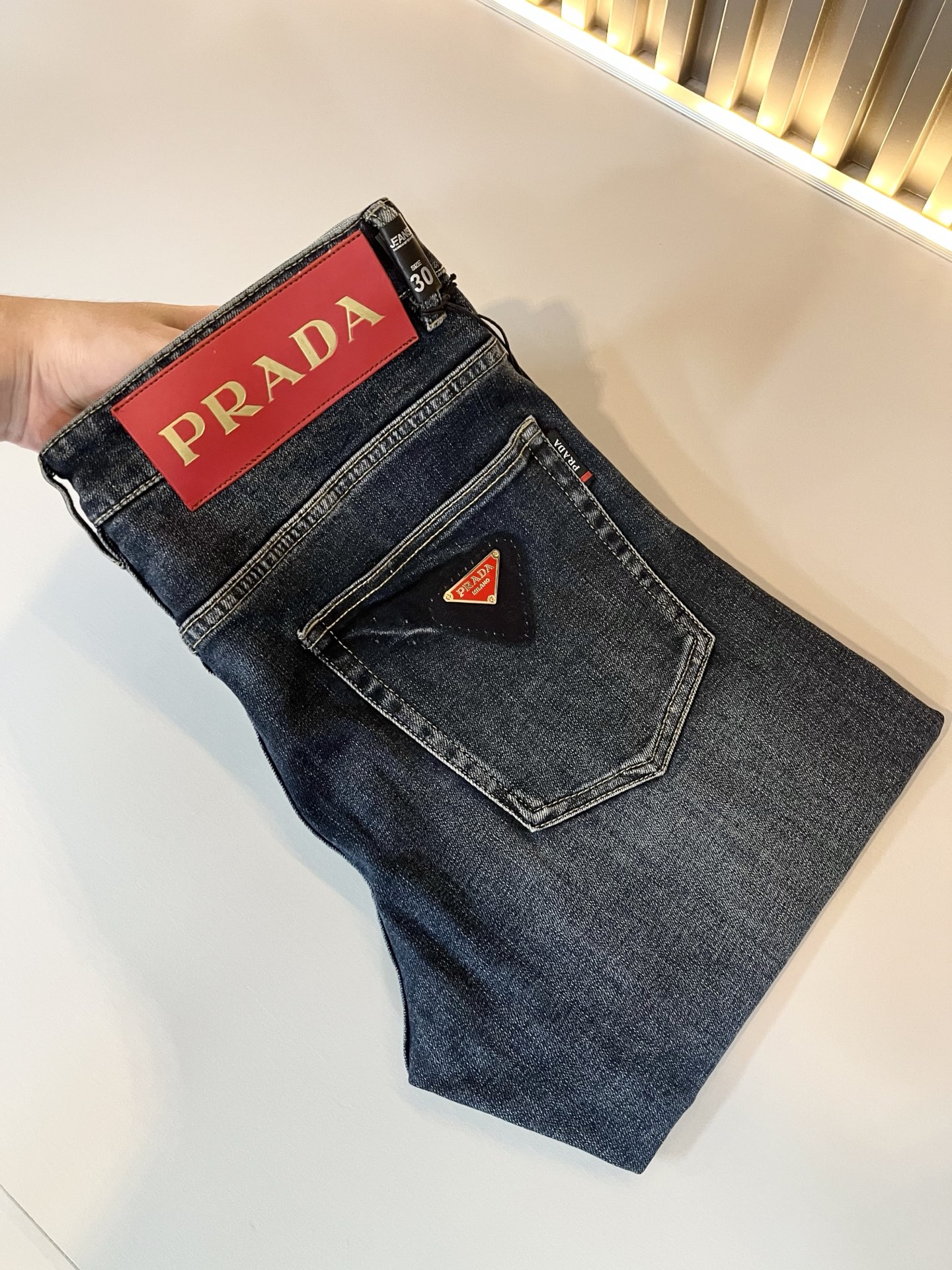 NO:507100,PRA*DA Pu*da Spring and summer new men's casual jeans, high-end quality choice... A versatile trousers that combine casual pants are also an indispensable matching tool in men's wardrobe. It is a classic style with practical wear!  The design style of the whole casual pants is simple and fashionable, which is very consistent with the low-luxury style setting, has excellent skin-friendly value, is easy to wear, and is full of detail!  Customized original logo waist brand design!  Classic P home logo logo design!  This trousers are made of high-quality cotton fabric. The fabric is comfortable, the feel is soft and delicate, and has a good vertical feeling. It looks very textured and has a high-end charm. The first-class and exquisite style cut, the line is delicate, smooth and neat, and the casual and casual pants look good no matter how you match it. If you like it, buy it now. Good products are not waiting for anyone!  Size 30-40 37 39, prada, jeans, alexander wang19860909PRA*DA普*达 春夏新款男士休闲牛仔裤,高端品质之选……一款休闲裤兼备的百搭裤装,也是男士衣橱里不可缺少的搭配神器,属于实穿型的经典款式！整条休闲裤的设计风格简洁时尚,非常符合低奢的风格设定,亲肤值优越,穿着方便,细节感十足！定制原版logo腰牌设计！经典P家logo标识设计！此款裤装采用优质棉面料打造而成,面料舒服,手感柔软细腻,有着很好的垂直感,看上去非常有质感,细品高级韵味十足.一流精湛的版型裁剪,走线细致平顺工整,休闲随意怎么搭配都好看的裤装,喜欢的赶紧入手吧,好货可不等人！尺码30-40 37 39,,prada,jeans,alexander wang,Men's clothing