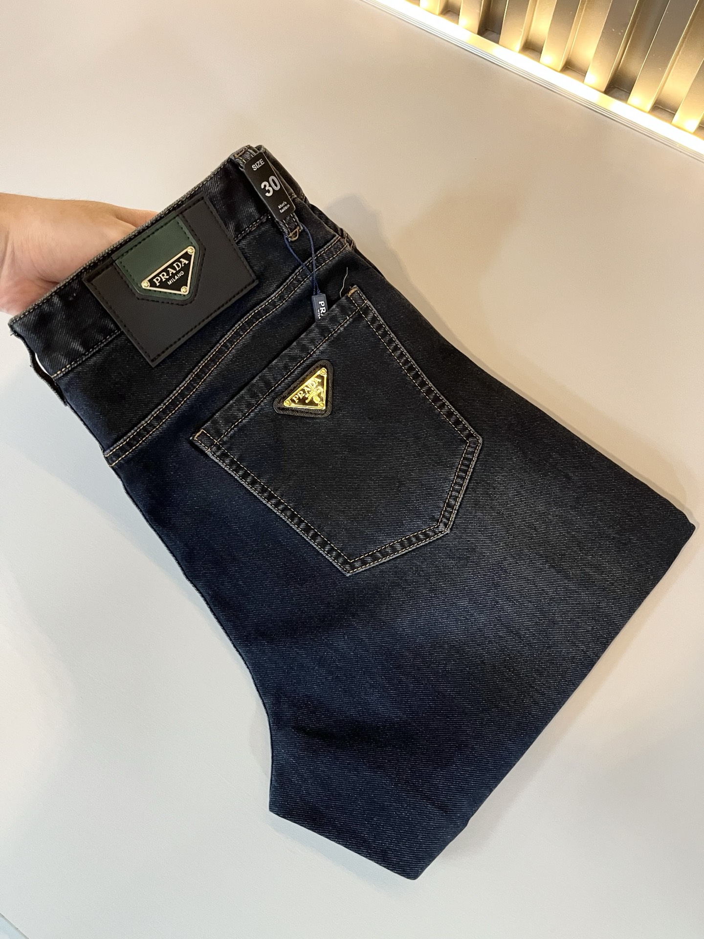 NO:505669,PRA*DA Pu*da 2025 spring and summer new men's casual jeans, high-end quality choice... A versatile trousers that combine casual pants are also an indispensable matching tool in men's wardrobe. It is a classic style with practical wear!  The design style of the whole casual pants is simple and fashionable, which is very consistent with the low-luxury style setting, has excellent skin-friendly value, is easy to wear, and is full of detail!  Customized original logo waist brand design!  Classic P home logo logo design!  This trousers are made of high-quality cotton fabric. The fabric is comfortable, the feel is soft and delicate, and has a good vertical feeling. It looks very textured and has a high-end charm. The first-class and exquisite style cut, the line is delicate, smooth and neat, and the casual and casual pants look good no matter how you match it. If you like it, buy it now. Good products are not waiting for anyone!  Size 30-40 37 39, prada, jeans, alexander wang19860909PRA*DA普*达 2025春夏新款男士休闲牛仔裤,高端品质之选……一款休闲裤兼备的百搭裤装,也是男士衣橱里不可缺少的搭配神器,属于实穿型的经典款式！整条休闲裤的设计风格简洁时尚,非常符合低奢的风格设定,亲肤值优越,穿着方便,细节感十足！定制原版logo腰牌设计！经典P家logo标识设计！此款裤装采用优质棉面料打造而成,面料舒服,手感柔软细腻,有着很好的垂直感,看上去非常有质感,细品高级韵味十足.一流精湛的版型裁剪,走线细致平顺工整,休闲随意怎么搭配都好看的裤装,喜欢的赶紧入手吧,好货可不等人！尺码30-40 37 39,,prada,jeans,alexander wang,Men's clothing