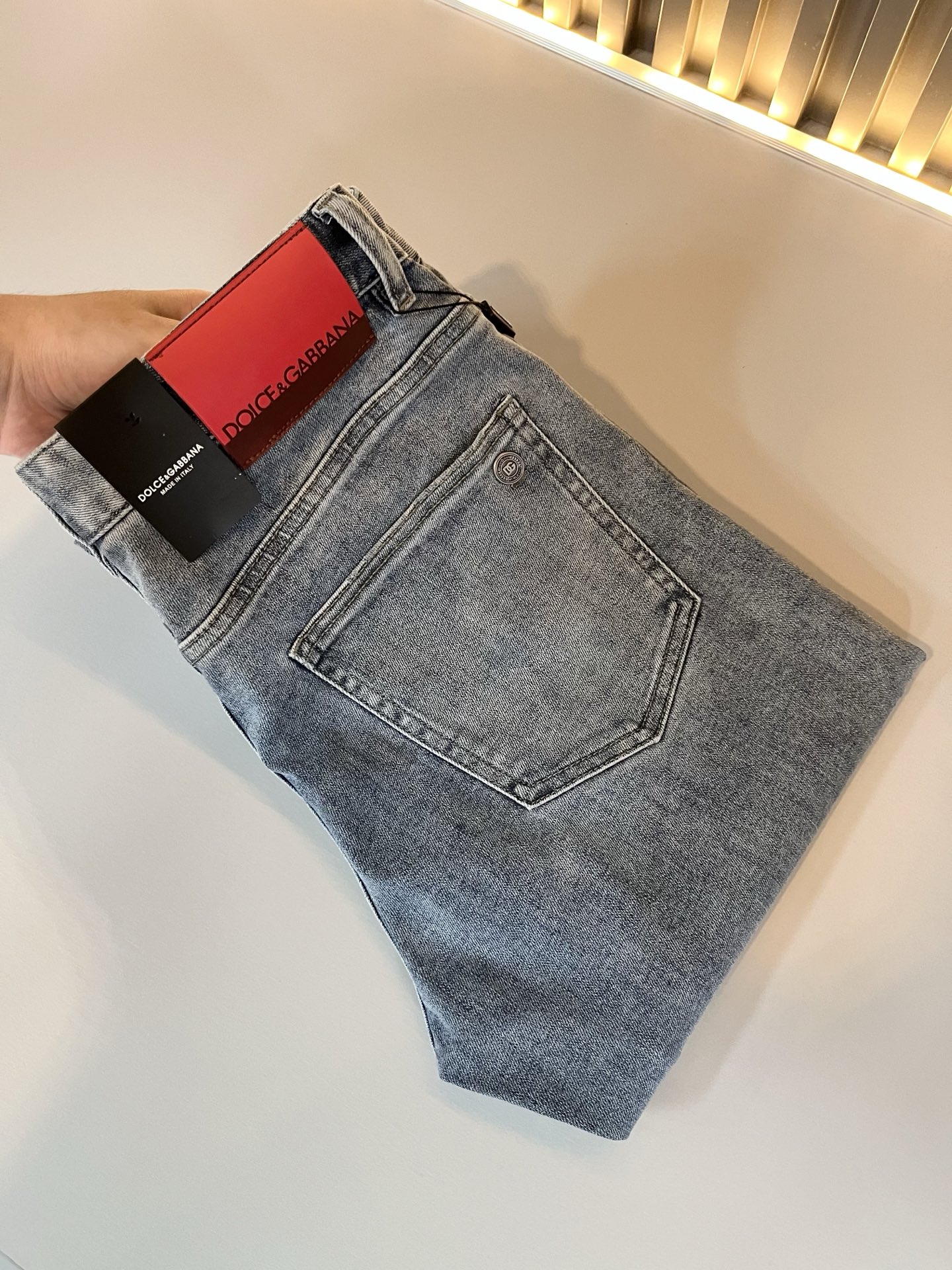 NO:507105,Dolce & Dolce*na is a new spring and summer jeans. It is naturally not easy to deform and decolorize with water washing. The three-dimensional tailoring is perfectly shaped. The fabric is comfortable, soft and casually matched. Comfort means its interpretation of fashion and leisure. DG's consistent style reflects the brand's pursuit of quality, with a bit of hedonist flavor, pays great attention to details, likes everything that is not formulaic, pursues freedom. The style of Dolce & GABB*NA is very unique. At the beginning of the business, it insists on making plates and designing logo logo designs!  For the fashion industry that paid attention to the show at that time, it was quite unique. Size 29-40, Dolce & Gabbana, Dolce & Gabbana, jeans, alexander wang19860909Dolce & 杜嘉*纳 春夏新品牛仔裤,水洗处理自然不易变形脱色、立体剪裁完美塑形面料质舒适柔软随意搭配、舒适代表它对时尚休闲的诠释是DG一贯作风细节处体现这个品牌对品质的追求,带点享乐主义者的味道,非常注重细节,喜欢一切非公式化的东西,追求自由杜嘉班纳 (DOLCE&GABB*NA) 的作风非常独特,创业之初坚持自己制版、设计标识logo腰牌设计！对于当时讲究排场的时装界,是相当独树一格的.尺码29-40,,Dolce&Gabbana,Dolce&Gabbana,jeans,alexander wang,Men's clothing