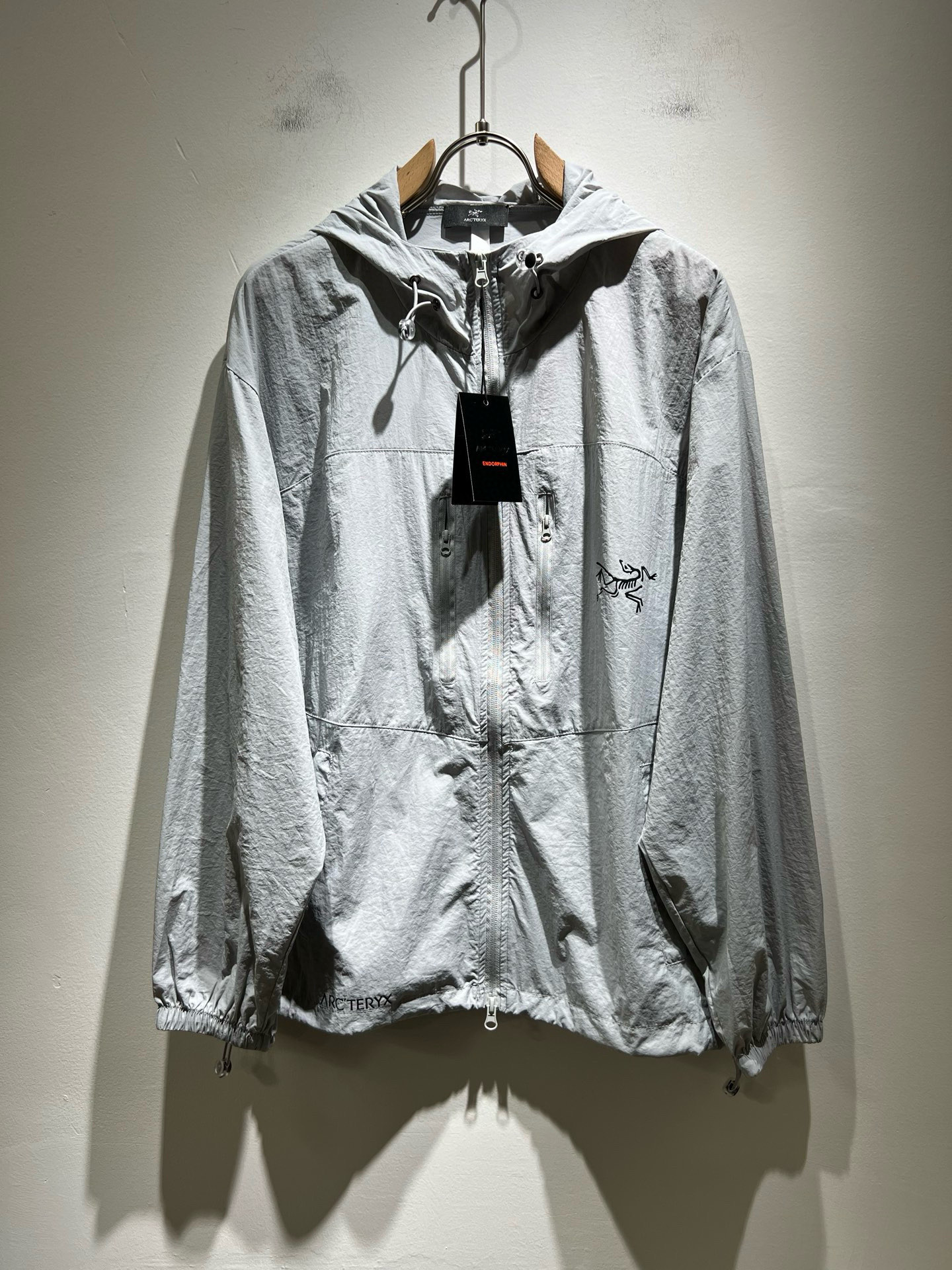 NO:505727,ARCTER*X Original Archaeological Bird 2025 spring and summer new sunscreen jacket for men and women, outdoor brands may first think of Canadian goose and Archaeological Bird. It gives people a feeling of trying out the label!  In addition to being quite accomplished in style design, the most obvious or most expert should be to have deeper and unique insights and attainments in fabrics. Through continuous structural research and problem-solving, and characterized by unique research on fabrics, these alone are enough to support it to become the first new logo brand image in the clothing manufacturing industry. This model is made of quick-drying fabric!  Through precision, the hand feels smooth and soft, and both has natural beauty and comfort. The large body style is cut cleanly and cleanly, and the fabric shows a different hazy structural beauty. It is made of exclusive mold customization. The fabric and its technology test the workers, can be smooth and smooth without wrinkles!  Chest logo pattern velvet design!  It really tests the handmade work of every master!  It makes the overall clean and neat, without leaving any thread. Now the neutrality that pursues life is more refined in life!  Size M-3XL, arc'teryx,jackets & coats,jackets & coats,alexander wang19860909ARCTER*X始*祖鸟 2025春夏新款男女同款防晒衣夹克外套,户外品牌可能大家第一想到的就是加拿大鹅、始祖鸟.给人一种标签试的感觉！除了在款式设计上颇有造诣之外,最明显或者说最为拿手的,应该就是在面料上的拥有更深独特见解跟造诣了.通过不断地结构研究和问题处理,在以面料独特研究为特征,仅凭这些就已经足以支撑其成为服装制造行业中,首屈可数的新标志品牌形象.此款采用速干面料材质！通过精工手感细滑柔软,同时兼具自然美感跟舒适度.大身上版型裁剪简洁干净,面料上显现出了不一样朦胧的结构性美感来.独家开模定制而成,面料及其考验工人的技术,能做到平整服帖又不起皱！胸前logo图案压绒设计！真的是很考验每位师傅的手工制作！使得整体干净利索,不留一丝线头.现在对于生活有所追求的中性也在生活中更为精致！尺码M-3XL,arc'teryx,jackets & coats,jackets & coats,alexander wang,Men's clothing