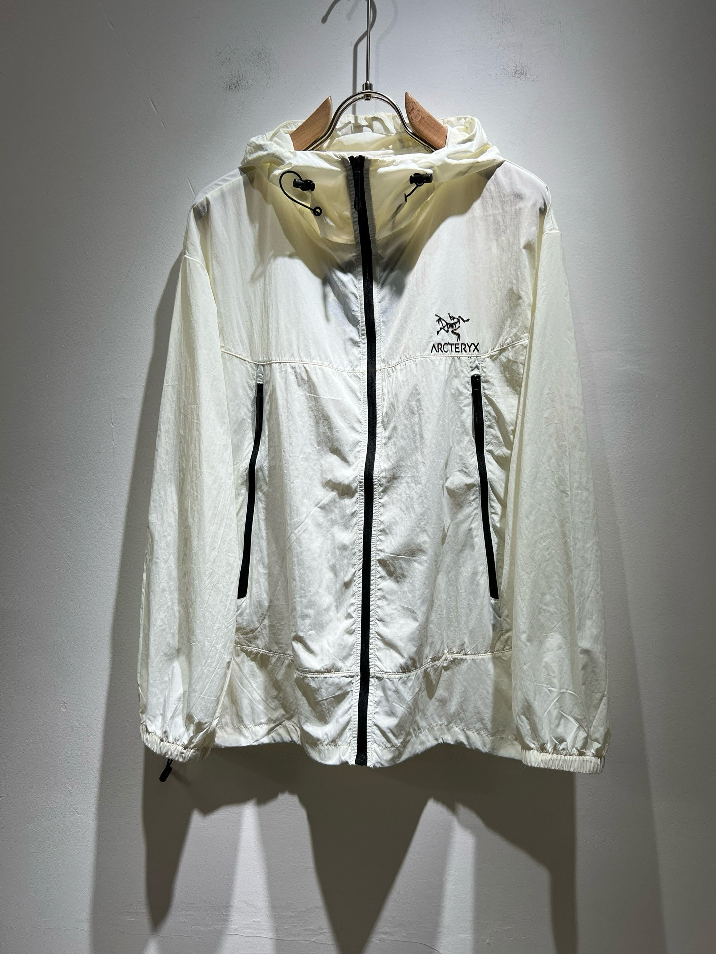 NO:505729,ARCTER*X Original Archaeological Bird 2025 spring and summer new sunscreen jacket for men and women, outdoor brands may first think of Canadian goose and Archaeological Bird. It gives people a feeling of trying out the label!  In addition to being quite accomplished in style design, the most obvious or most expert should be to have deeper and unique insights and attainments in fabrics. Through continuous structural research and problem-solving, and characterized by unique research on fabrics, these alone are enough to support it to become the first new logo brand image in the clothing manufacturing industry. This model is made of quick-drying fabric!  Through precision, the hand feels smooth and soft, and both has natural beauty and comfort. The large body style is cut cleanly and cleanly, and the fabric shows a different hazy structural beauty. It is made of exclusive mold customization. The fabric and its technology test the workers, can be smooth and smooth without wrinkles!  Chest logo pattern glue-press design!  It really tests the handmade work of every master!  It makes the overall clean and neat, without leaving any thread. Now the neutrality that pursues life is more refined in life!  Size S-2XL, arc'teryx,jackets & coats,jackets & coats,alexander wang19860909ARCTER*X始*祖鸟 2025春夏新款男女同款防晒衣夹克外套,户外品牌可能大家第一想到的就是加拿大鹅、始祖鸟.给人一种标签试的感觉！除了在款式设计上颇有造诣之外,最明显或者说最为拿手的,应该就是在面料上的拥有更深独特见解跟造诣了.通过不断地结构研究和问题处理,在以面料独特研究为特征,仅凭这些就已经足以支撑其成为服装制造行业中,首屈可数的新标志品牌形象.此款采用速干面料材质！通过精工手感细滑柔软,同时兼具自然美感跟舒适度.大身上版型裁剪简洁干净,面料上显现出了不一样朦胧的结构性美感来.独家开模定制而成,面料及其考验工人的技术,能做到平整服帖又不起皱！胸前logo图案压胶设计！真的是很考验每位师傅的手工制作！使得整体干净利索,不留一丝线头.现在对于生活有所追求的中性也在生活中更为精致！尺码S-2XL,arc'teryx,jackets & coats,jackets & coats,alexander wang,Men's clothing