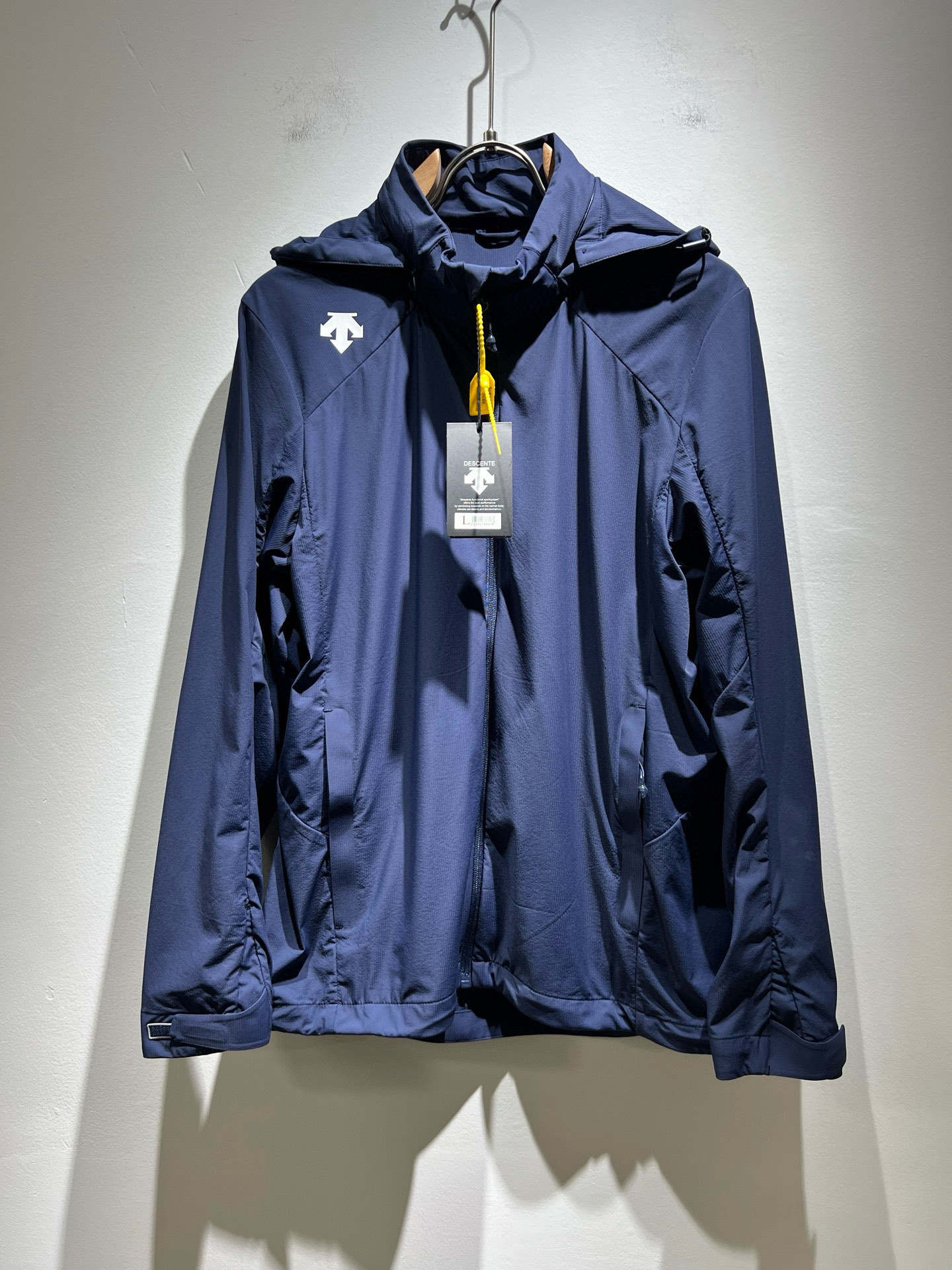 NO:505734,Desante DESCENTE 2025 spring and summer new sun protection jacket for men and women, a professional sports brand since 1935. For more than 80 years, it has always adhered to the 'Design That Moves' with the spirit of design-driven sports, integrating innovative technology with design aesthetics, and creating high-quality sports equipment in multiple professional fields such as skiing, golf, and triathlon!  The latest design elements of the brand!  In addition to being quite accomplished in style design, the most obvious or most expert should be to have deeper and unique insights and attainments in fabrics. Through continuous structural research and problem-solving, and characterized by unique research on fabrics, these alone are enough to support it to become the first new logo brand image in the clothing manufacturing industry. This model is made of quick-drying fabric!  Through precision, the hand feels smooth and soft, and both has natural beauty and comfort. The large body style is cut cleanly and cleanly, and the fabric shows a different hazy structural beauty. It is made of exclusive mold customization. The fabric and its technology test the workers, can be smooth and smooth without wrinkles!  Glue-pressing design for body logo pattern!  It really tests the handmade work of every master!  It makes the overall clean and neat, without leaving any thread. Now the neutrality that pursues life is more refined in life!  Size M-4XL, Jackets & coats, Jackets & coats, Alexander wang19860909迪桑特DESCENTE 2025春夏新款男女同款防晒服夹克外套,自1935年荣耀至今的专业运动品牌.80余年来,始终坚持“Design That Moves” 以设计驱动运动的精神,将创新科技与设计美学相融合,在滑雪、高尔夫、铁人三项等多个专业领域,打造高品质的运动装备！品牌最新设计元素！除了在款式设计上颇有造诣之外,最明显或者说最为拿手的,应该就是在面料上的拥有更深独特见解跟造诣了.通过不断地结构研究和问题处理,在以面料独特研究为特征,仅凭这些就已经足以支撑其成为服装制造行业中,首屈可数的新标志品牌形象.此款采用速干面料材质！通过精工手感细滑柔软,同时兼具自然美感跟舒适度.大身上版型裁剪简洁干净,面料上显现出了不一样朦胧的结构性美感来.独家开模定制而成,面料及其考验工人的技术,能做到平整服帖又不起皱！衣身logo图案压胶设计！真的是很考验每位师傅的手工制作！使得整体干净利索,不留一丝线头.现在对于生活有所追求的中性也在生活中更为精致！尺码M-4XL,,jackets & coats,jackets & coats,alexander wang,Men's clothing