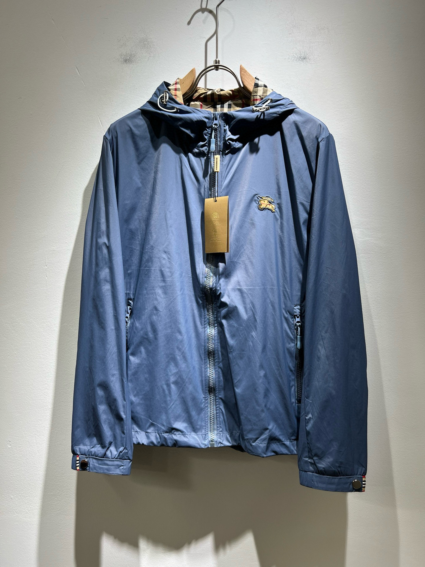 NO:505736,BURBER*Y Ba*li's new sunscreen jacket 2025 spring and summer 2025 is coming, and it is made of a popular environmentally friendly polyester memory fabric recently. It is a high-end outdoor sports and leisure series, which is very popular in sports!  The latest special material developed by BUR, memory fabric, is also called memory cloth, which refers to fabrics with morphological memory functions, and sleeve logo pattern glue-pressing design!  Selling all versions on the market in seconds is not a level at all. Whether it is material, detail restoration and craftsmanship, you are not afraid of any challenges. Just to contribute wonderful products to everyone. As always, it is consistent. A style that implements the core concept of BUR tightly ties the plaid and fashion, always maintains perfection, a simple but not simple design style perfectly meets the outfit you need in daily life. Size: M-3XL, burberry, jackets & coats, jackets & coats, alexander wang19860909BURBER*Y巴*莉2025春夏新品防晒衣夹克外套重磅来袭,最近比较火热的环保聚酯纤维记忆面料制作而成,高端户外运动休闲系列,非常火热运动风潮！BUR最新研发的特殊材质,记忆面料也叫记忆布,是指具有形态记忆功能的面料,袖子logo图案压胶设计！秒杀市面上一切版本,只能说根本就不是一个级别的存在,不管是材质还是细节还原度以及工艺制作方面,不惧任何挑战,只为给大家奉献绝妙产物一如既往,始终如一,贯彻了BUR核心理念的一个款式将格纹与时尚紧紧的捆绑在一起,时刻保持完美,简约而不简单的的设计风格,完美的满足了你日常所需要的穿搭.尺码:M-3XL,,burberry,jackets & coats,jackets & coats,alexander wang,Men's clothing