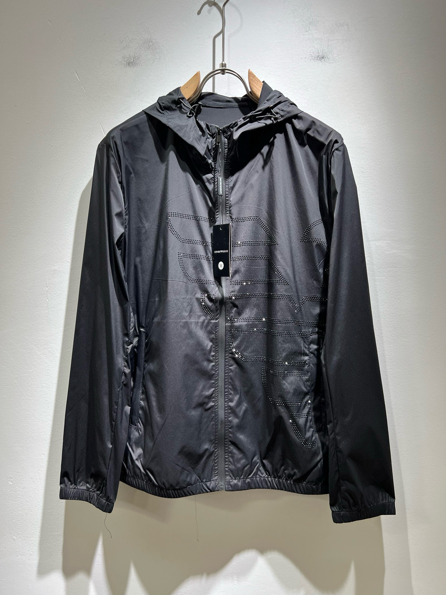 NO:505741,Arman Ahni 2025 early spring new casual sunscreen jacket jacket, the latest fashionable casual zipper jacket, fashionable hooded jacket jacket! Trading company channels are rare, and it is released on the official website. The most anticipated high-quality products of the male god and goddess are coming, making you feel what it means to be truly high and luxurious and has a connotation! This jacket is made of professionally customized light and thin technological fabrics. The surface is neat and smooth and shiny. The texture is obvious through the screen. The upper body is comfortable, light and not stuffy. The windproof gives you the most enjoyable wearing experience!  Exquisite Logo patterned diamond design!  Perfectly enhance the overall sense of luxury and class, and you can get a high-end luxury atmosphere at a glance! The basic conventional hooded jacket style cut is versatile and simple, and it is easy to deal with various occasions and environments. It is undoubtedly a must-have item for daily commuting! Size M~3XL, armani, jackets & coats, jackets & coats, hats, alexander wang19860909Arman阿*尼 2025早春新款休闲防晒衣夹克外套,最新时尚休闲拉链夹克,时尚连帽夹克外套!贸易公司渠道稀出,同步官网发售,男神女神最为期待的精品狠货重磅来袭,让你感受到什么叫真正的高奢有内涵!此款夹克外套选用专业定制的轻薄科技面料制成,表面整洁光滑且富有光泽,质感透过屏幕都显而易 见,上身舒适轻盈不闷热, 防风给你最为享受的穿着体验！精致Logo图案烫钻设计！完美提升了整体的奢华档次感,一眼就能Get到的高端奢华气息!基础常规的连帽夹克版型裁剪,上身百搭简约不挑人,轻松应对各种场合与环境,属于日常通勤必备的臻品无疑!尺码M～3XL,,armani,jackets & coats,jackets & coats,hats,alexander wang,Men's clothing