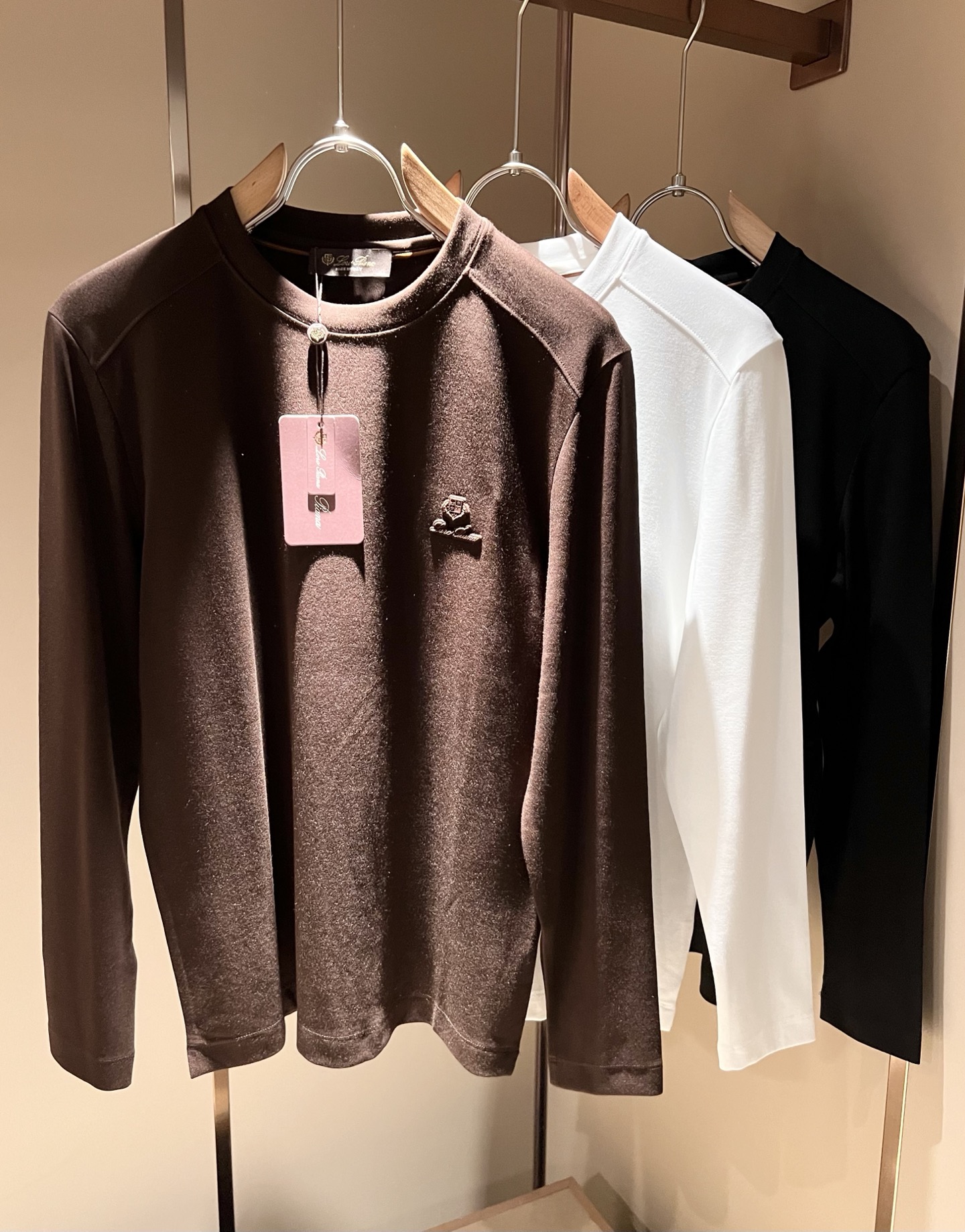 NO:505694,Loro Piana Nuoyou Pianya The latest trade order short-sleeved T-shirt for men in 2025 autumn and winter, full quality!  !  Internet celebrity style!  Use logo pattern to press glue design!  The upper body is comfortable and breathable, not stiff, and the overall three-dimensional feeling is rich, with quality export orders, customized exclusive fabric tailoring to meet the simple needs of commuters for dressing. The upper body is very effective, it looks slim and not picky about the figure. The fabric workmanship... Improper, good craftsmanship can make you look good and tasteful, a must-have item for everyone!  Size M-3XL, loro piana, T-shirt,tees, t-shirt,alexander wang19860909Loro Piana诺悠翩雅 2025秋冬男士最新的贸易订单短袖T恤,全品相！！网红款！采用logo图案压胶设计！上身舒适透气,不僵硬,整体有着丰富的立体感,品质出口订单,定制专属面料剪裁,满足通勤人们对于着装的简约需求,上身效果很好,显瘦,不挑剔身材.面料做工....无可挑剔,好工艺好面料才能穿出好品味一款,人手必备单品！尺码M-3XL,,loro piana,T-shirt,tees，t-shirt,alexander wang,Men's clothing