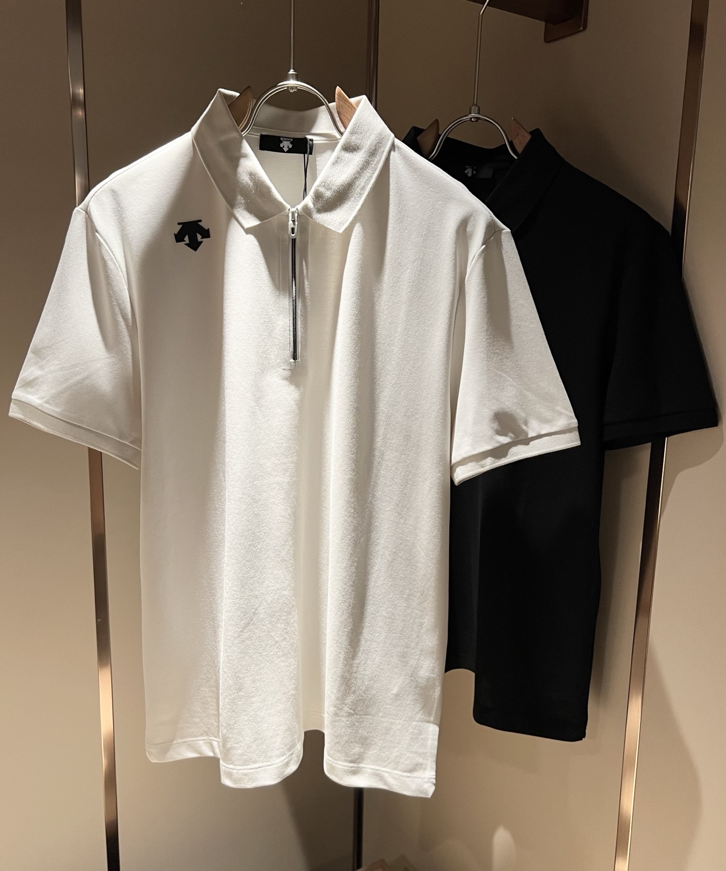 NO:505679,DESCENTE, a new short-sleeved Polo shirt in 2025 spring and summer, a professional sports brand since 1935. For more than 80 years, it has always adhered to the 'Design That Moves' with the spirit of design-driven sports, integrating innovative technology with design aesthetics, and creating high-quality sports equipment in multiple professional fields such as skiing, golf, and triathlon!  The latest design elements of the brand!  Neither monotonous nor complicated, it shows taste just right!  Customer-supplied top-level logo pressing design!  Comfortable, sweat-absorbing and breathable, the unique high-end fabric presents a simple and elegant temperament!  Full three-dimensional! Standard cutting design!  Every detail is a synchronized with high-end fashion. Size: M-3XL, T-shirt, alexander wang19860909迪桑特DESCENTE,2025春夏新款短袖Polo衫,自1935年荣耀至今的专业运动品牌.80余年来,始终坚持“Design That Moves” 以设计驱动运动的精神,将创新科技与设计美学相融合,在滑雪、高尔夫、铁人三项等多个专业领域,打造高品质的运动装备！品牌最新设计元素！既不单调也不复杂,恰到好处的展现品味！客供顶级logo压胶设计！舒适吸汗透气根本不在话下,面料独具的高奢感呈现简约优雅气质！饱满立体!标准裁剪设计！每一处细节都是与高端时尚同步的体现.尺码:M-3XL,,T-shirt,alexander wang,Men's clothing