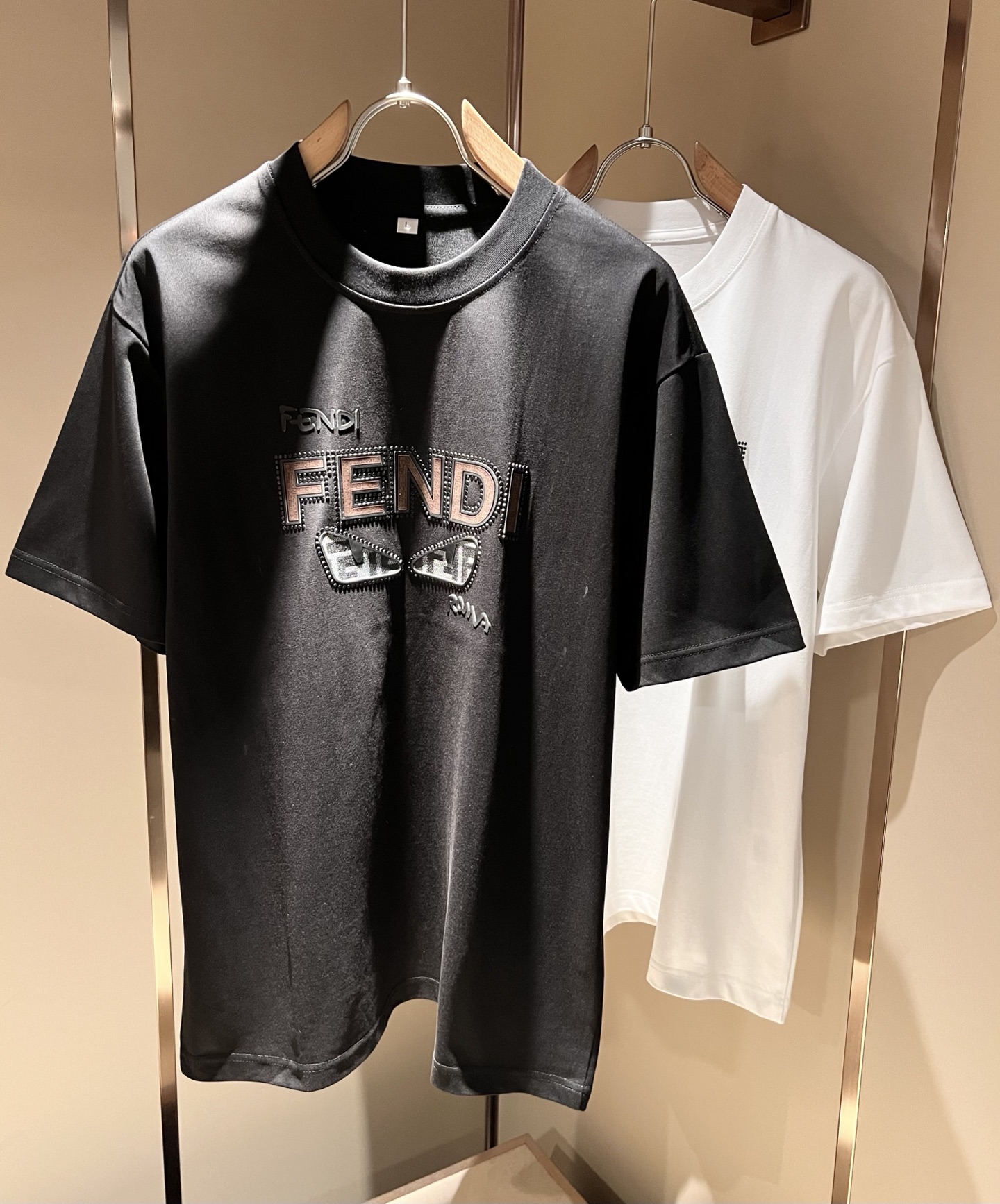 NO:505685,FEN*I FEN*Di's new spring and summer 2025 FD family FF men and women base shirt, versatile and simple short sleeves for men and women. Original Italian orders, popular FD family items, simple and pure colors. The FD family's enduring iconic products, high-quality products with full representation and full specifications, and high-quality products that all FD fans are worth buying!  Pure Yidian channel orders, high-end and popular products from the FD family, very popular items at the moment, and iconic letter logo pattern glue-on modification!  High-end goods worth keeping and giving away to others!  It is trendy and beautiful, with a full sense of trendy atmosphere, and has a very high level and specifications. It uses a very classic black and white color combination, giving people a strong visual impact and has a very high recognition. It is top-quality exclusive pure cotton fabric, created with a soft, delicate and comfortable touch, and has a very high-end and classy appearance!  Perfectly interprets the charm of the brand and leaves a deep impression. It is more fashionable and charming. It has simple, elegant and fashionable upper body, and is even more stressful for outfits!  The inner wear alone is very delicious and beautiful scenery that cannot be ignored!  Size M-4XL, fendi,dior,T-shirt,alexander wang19860909FEN*I 芬*迪2025春夏新款FD家族FF男女同款打底衫,男女同款百搭极简短袖.意大利原厂订单,FD家族人气单品,简约纯色系打造.FD家族经久不衰的标志性臻品,代表性十足,规格感十足的精品,所有FD粉丝都值得抢购的精品！纯正意代渠道订单,FD家族的高奢人气爆款产物,当下十分火爆的单品,标志性字母logo图案压胶修饰！值得自留和送人的高端货！新潮又好看,潮流气息感十足,档次规格感极高,并且采用十分经典的的黑白双色搭配,给人的视觉冲击感相当强烈,有着极高的辨识度,顶级专属纯棉面料,打造,触感柔软细腻舒适,品相相当高级有档次！完美诠释品牌魅力,给人留下深刻印象.更具时尚与韵味,上身简约大方时尚,对于穿搭更是毫无压力！单穿内搭都极有味道,不可忽视的靓丽风景线！ 尺码M-4XL,,fendi,dior,T-shirt,alexander wang,Men's clothing