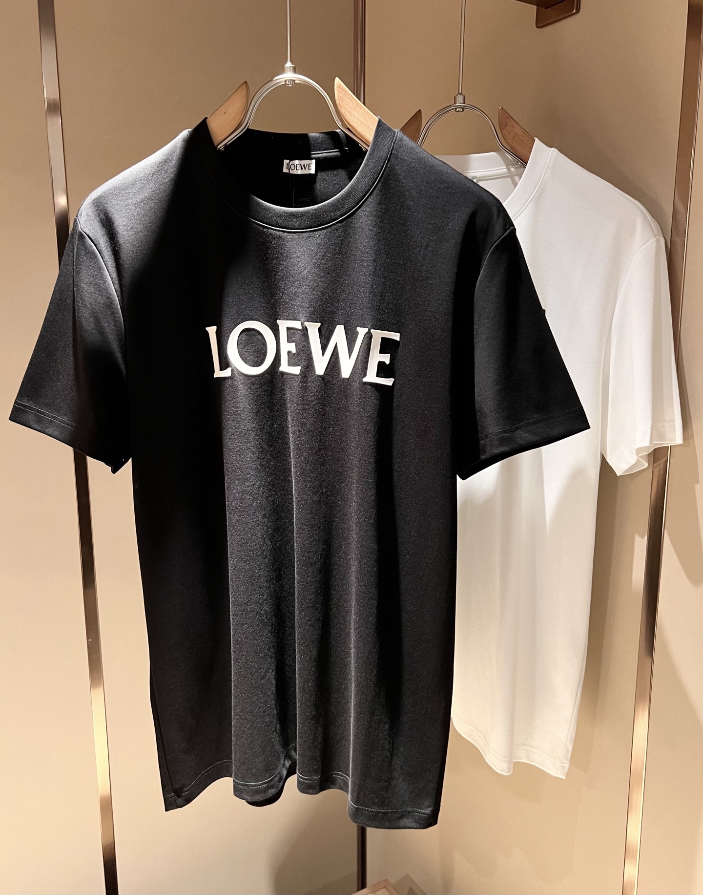 NO:505720,LOE*WE Luo*We 2025 spring and summer new short-sleeved T-shirt for men and women, original Italian order channel, very personalized and high-end style, logo pattern glue pressing technology design!  Couple pure cotton short-sleeved T-shirt!  !  The latest fashion trends and popular products are here, and it is another simple and high-end fashion item. It is a fashion product with very high-end outfit charm. It is a must-have item for fashion trends!  Original Italian manufacturer channels, special-level orders, and released at the same time as Hong Kong, Macao and Taiwan buyers. This model is also the latest popular product of Luo Yiweijia this year and the most classic product. Its specifications and grades are beyond doubt!  !  The choice is very diverse, and it can be said that this model naturally has a fresh and natural feeling, showing the brand charm and high-end feeling. The texture of this model is very good, and the heavy weight and brilliant skin-friendliness that can be seen with hands are even better, and it is a complete enjoyment of wearing!  !  Size: M-3XL, loewe, loewe, T-shirt,tees, t-shirt,alexander wang19860909LOE*WE罗*威 2025春夏新款男女同款短袖T恤,意大利原厂订单渠道,极具个性高级风,标志logo图案压胶工艺设计！情侣款纯棉短袖T恤！！最新时尚潮流人气产物驾到,又是一款简约高级的时尚单品,穿搭魅力十分高级不俗的时尚产物 ,时尚潮流必备单品！意大利原厂渠道,特供级别订单,同步港澳台买手店发布,此款也是罗意威家今年的最新人气产物,也是最经典的产物,其规格跟档次更是毋庸置疑！！ 选择极具多样化,言而喻此款自然具备那种清新自然的感觉,彰显品牌魅力与高级感,此款的质感十分的到位,用手可以感知的重磅跟出彩亲肤程度更是上佳,十足的穿着享受！！尺码: M-3XL,,loewe,loewe,T-shirt,tees，t-shirt,alexander wang,Men's clothing