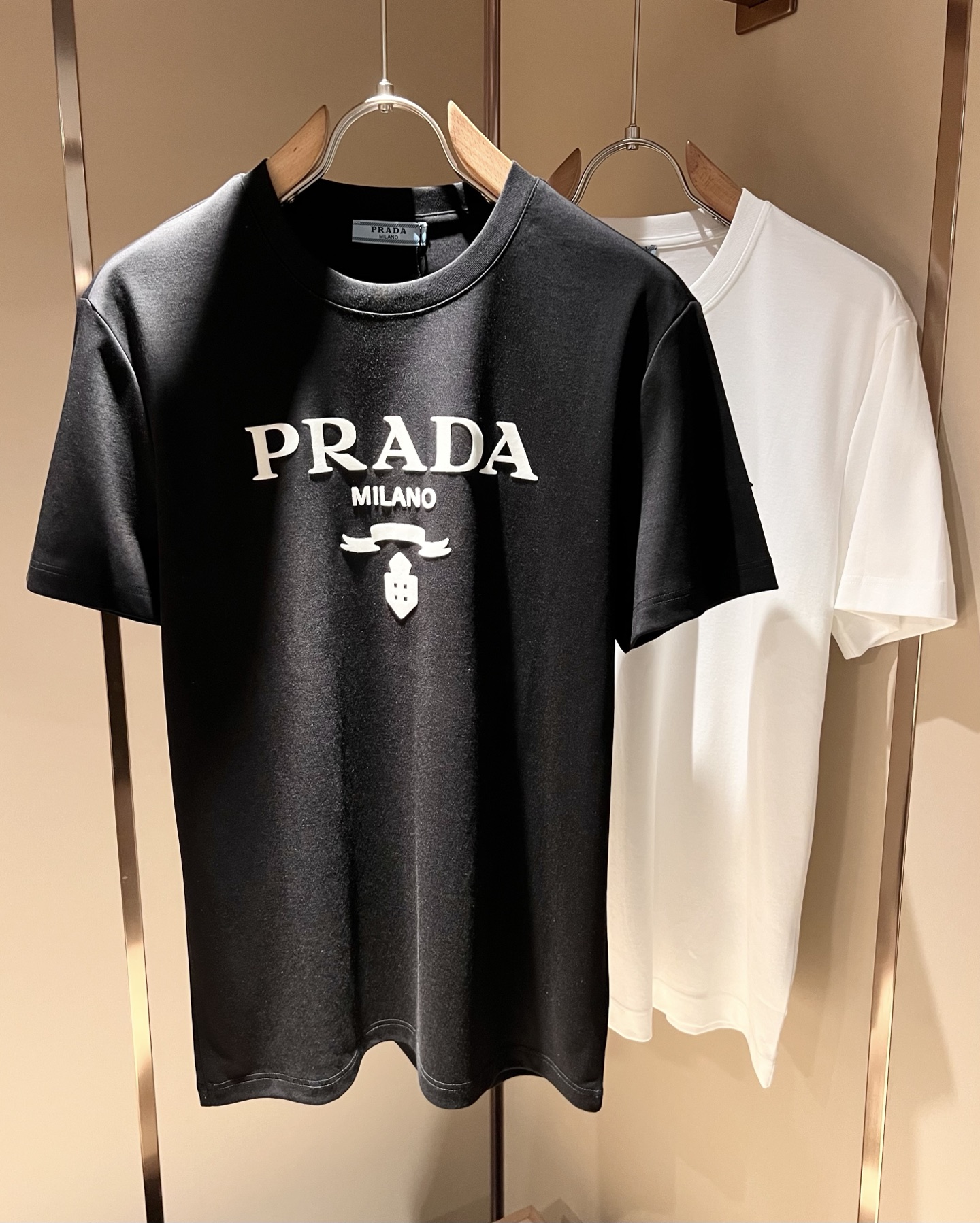 NO:505710,PRAD*A Pu*da 2025 spring and summer new short-sleeved T-shirt for men and women, the latest model is exclusively available on the entire network!  !  ~ It is classic and fashionable and versatile, who doesn’t like it? It will show the classic again. It is very pleasing to the eye and comes with a low luxury halo and recognition!  Pr*da's traditional brand concept and modern advanced technology are perfectly combined. Coupled with the extremely modern and simple design, P's exclusive logo pattern glue pressing design!  Customized 100% imported pure cotton fabric!  The texture of this model is quite touching, the specifications and grades are known with tentacles. The degree of delicateness and breathability are top-notch!  Size M-3XL, prada, T-shirt,tees, t-shirt,alexander wang19860909PRAD*A普*达2025春夏新款男女同款短袖T恤,最新款全网独家首上！！~既经典有时尚百搭,谁不爱啊,将经典再次展现,非常的耐看,自带低奢光环与辨识度！Pr*da传统的品牌理念和现代化的先进技术进行了完美结合.加上极其现代摩登风范的简约设计,p家专属logo图案压胶设计！定制百分百进口纯棉面料！此款的质感相当感人 触手便知规格档次 细腻程度与透气效果堪称顶级！尺码M-3XL,,prada,T-shirt,tees，t-shirt,alexander wang,Men's clothing