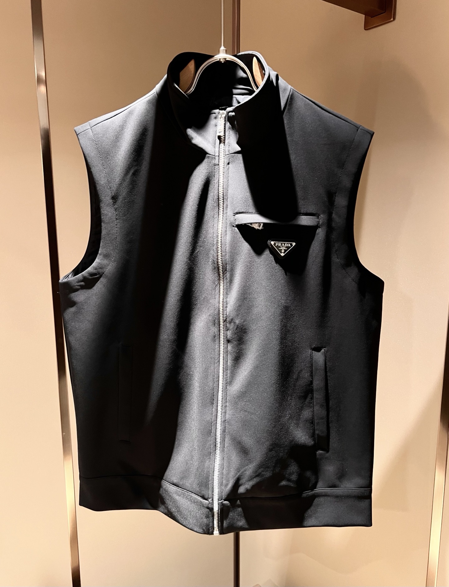 NO:505705,PRAD*A 2025 autumn and winter casual vest jacket, the latest fashionable casual zipper jacket, fashionable jacket! Trading company channels are rare and it is released on the official website. The most anticipated high-quality products of the male god and goddess are coming, making you feel what it means to be truly high and luxurious! This jacket is made of thin and technical fabrics specially customized by P home. The surface is neat and smooth and shiny, and the texture is obvious through the screen. The most enjoyable wearing experience is comfortable and light!  Exquisite accessories for chest!  Perfectly enhance the overall sense of luxury and class, and you can get a high-end luxury atmosphere at a glance! Basic regular jacket style cut, versatile and simple upper body, not picky, easy to deal with various occasions and environments, is undoubtedly a must-have item for daily commuting! Size M~3XL, prada, jackets & coats, jackets & coats, alexander wang19860909PRAD*A普*达2025秋冬休闲马甲外套,最新时尚休闲拉链夹克,时尚夹克外套!贸易公司渠道稀出,同步官网发售,男神女神最为期待的精品狠货重磅来袭,让你感受到什么叫真正的高奢有内涵!此款夹克外套选用了P家专业定制的轻薄科技面料制成,表面整洁光滑且富有光泽,质感透过屏幕都显而易 见,上身舒适轻盈最为享受的穿着体验！胸前精致辅料Logo配饰！完美提升了整体的奢华档次感,一眼就能Get到的高端奢华气息!基础常规的夹克版型裁剪,上身百搭简约不挑人,轻松应对各种场合与环境,属于日常通勤必备的臻品无疑!尺码M～3XL,,prada,jackets & coats,jackets & coats,alexander wang,Men's clothing