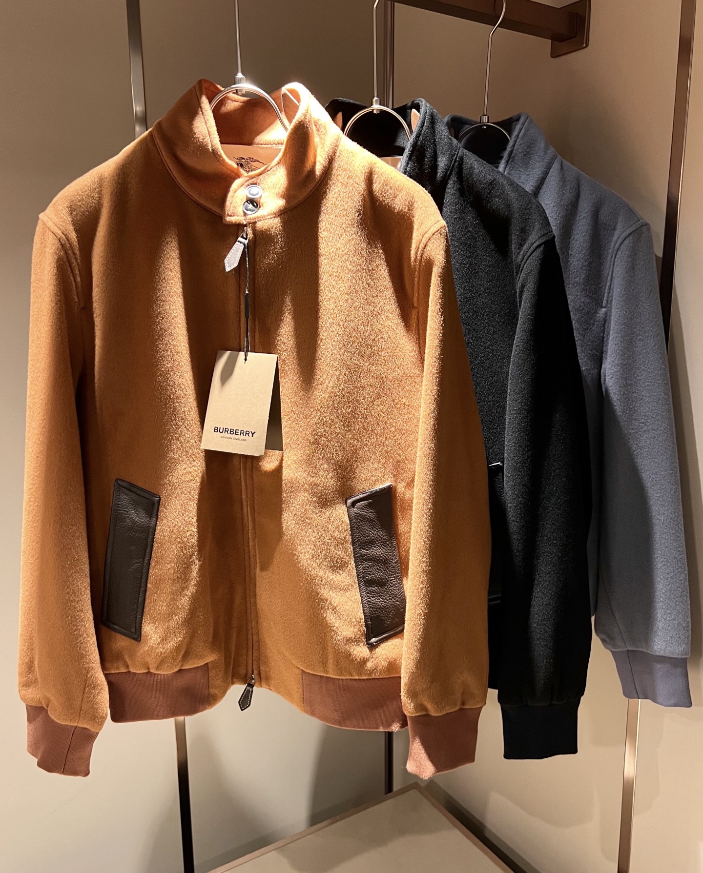 NO:505715,BURBER*Y BAR*Li’s new autumn and winter jacket is coming in 2025, made of customized wool wool fabric, high-end outdoor sports and leisure series, very popular sports trend!  The latest special material developed by BUR, memory fabric, also called memory cloth, refers to fabrics with morphological memory functions, which instantly kills all versions on the market. It can only be said that it is not a level at all. Whether it is material, detail restoration and craftsmanship, you are not afraid of any challenges. Just to contribute wonderful products to everyone, as always, and consistently. A style that implements the core concept of BUR closely ties the plaid and fashion, always maintains perfection, a simple but not simple design style perfectly meets the outfit you need in daily life. Size: M-3XL, burberry, jackets & coats, jackets & coats, alexander wang19860909BURBER*Y巴*莉2025秋冬新品夹克外套重磅来袭,定制羊毛呢子面料制作而成,高端户外运动休闲系列,非常火热运动风潮！BUR最新研发的特殊材质,记忆面料也叫记忆布,是指具有形态记忆功能的面料,秒杀市面上一切版本,只能说根本就不是一个级别的存在,不管是材质还是细节还原度以及工艺制作方面,不惧任何挑战,只为给大家奉献绝妙产物一如既往,始终如一,贯彻了BUR核心理念的一个款式将格纹与时尚紧紧的捆绑在一起,时刻保持完美,简约而不简单的的设计风格,完美的满足了你日常所需要的穿搭.尺码:M-3XL,,burberry,jackets & coats,jackets & coats,alexander wang,Men's clothing