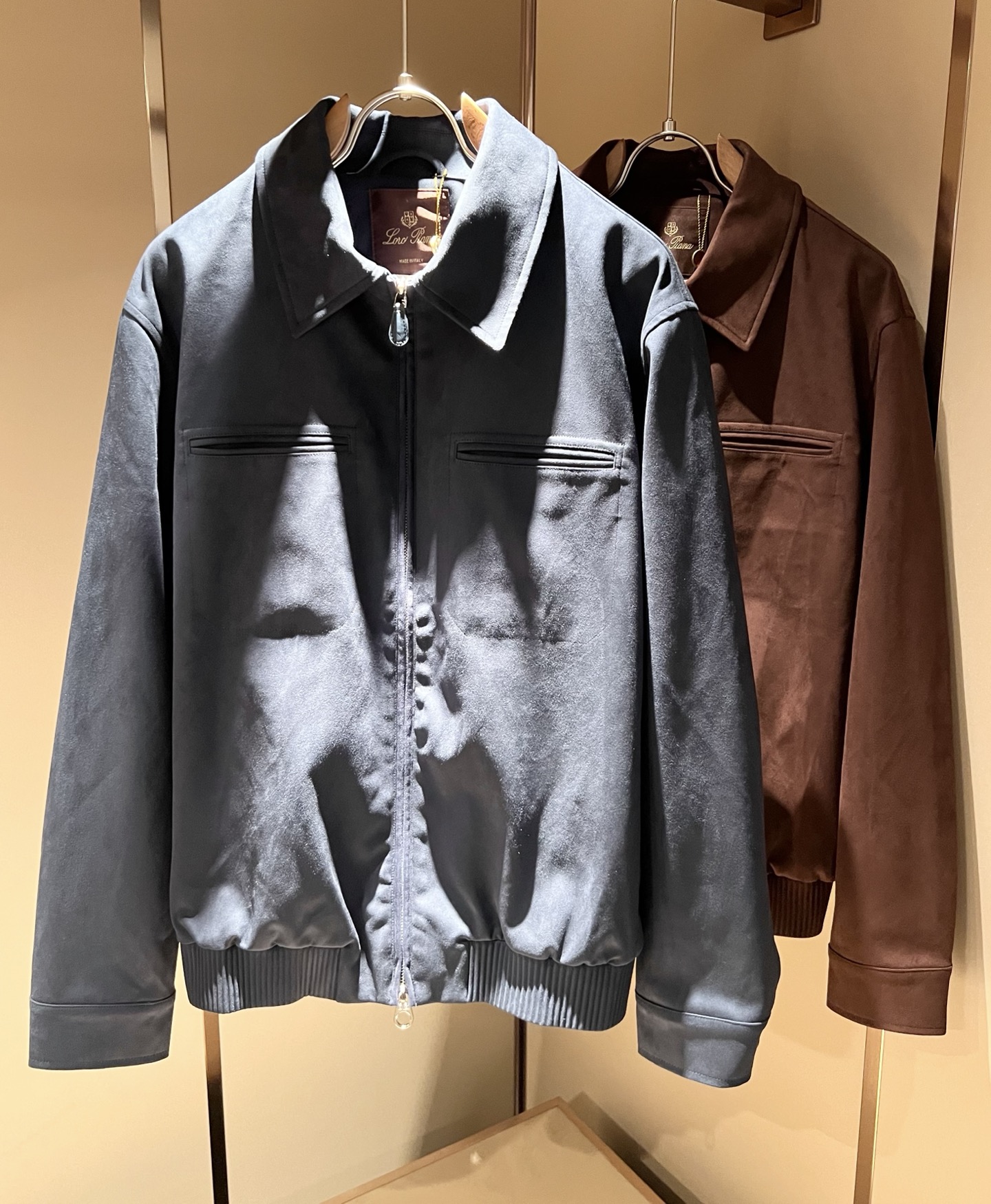 NO:505709,Loro Piana Nuoyou Pianya 2025 autumn and winter new men's casual jacket, foreign trade company order!  Customer-supplied imitation deer velvet material, one of the classic proprietary fabrics!  The texture is light, soft and delicate, but the shape is straight and stylish!  It adopts a multi-layer structure and has windproof performance. The pockets are decorated with details and are extremely luxurious... Perfectly interpreting high-quality quality. Customized original hardware is available for customers!  Size M-3XL, loro piana, jackets & coats, jackets & coats, alexander wang19860909Loro Piana诺悠翩雅 2025秋冬新品男士休闲夹克外套,外贸公司订单！客供仿鹿绒材质,经典的专有织物之一！ 质地轻盈、触感又柔软细腻、但型态又笔挺有型！ 采用多层结构、具备防风性能. 口袋饰有细节、奢华极致… 完美演绎高品质品相.客供定制原版五金！尺码M-3XL,,loro piana,jackets & coats,jackets & coats,alexander wang,Men's clothing