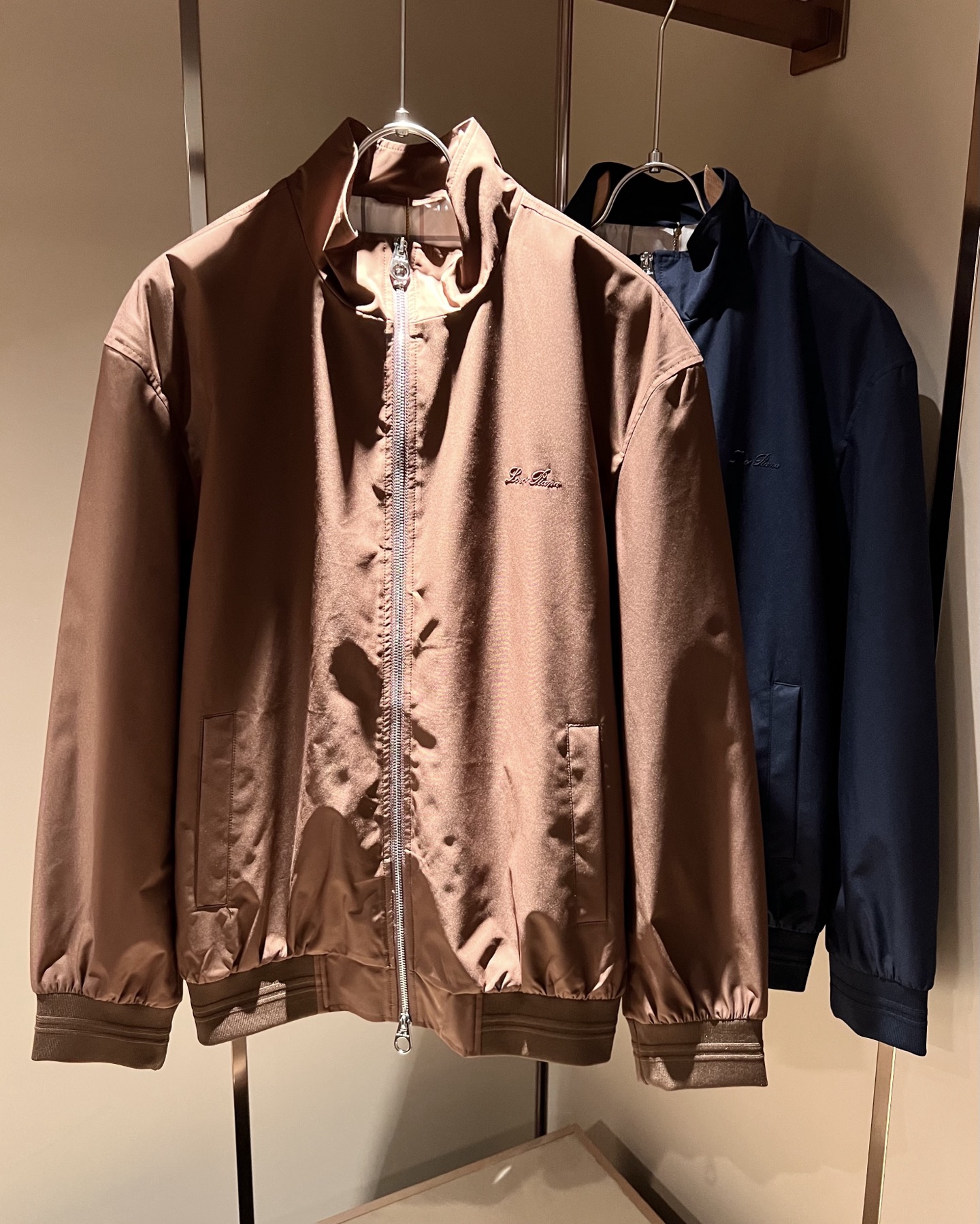 NO:505699,Loro Piana Nuoyou Pianya 2025 autumn and winter new men's casual jacket, foreign trade company order!  Customer-supplied polyester fiber material, chest embroidery logo pattern design!  One of the classic proprietary fabrics!  The texture is light, soft and delicate, but the shape is straight and stylish!  It adopts a multi-layer structure and has windproof performance. The pockets are decorated with details and are extremely luxurious... Perfectly interpreting high-quality quality. Customized original hardware is available for customers!  Size M-3XL, loro piana, jackets & coats, jackets & coats, alexander wang19860909Loro Piana诺悠翩雅 2025秋冬新品男士休闲夹克外套,外贸公司订单！客供聚酯纤维材质,胸前刺绣logo图案设计！经典的专有织物之一！ 质地轻盈、触感又柔软细腻、但型态又笔挺有型！ 采用多层结构、具备防风性能. 口袋饰有细节、奢华极致… 完美演绎高品质品相.客供定制原版五金！尺码M-3XL,,loro piana,jackets & coats,jackets & coats,alexander wang,Men's clothing