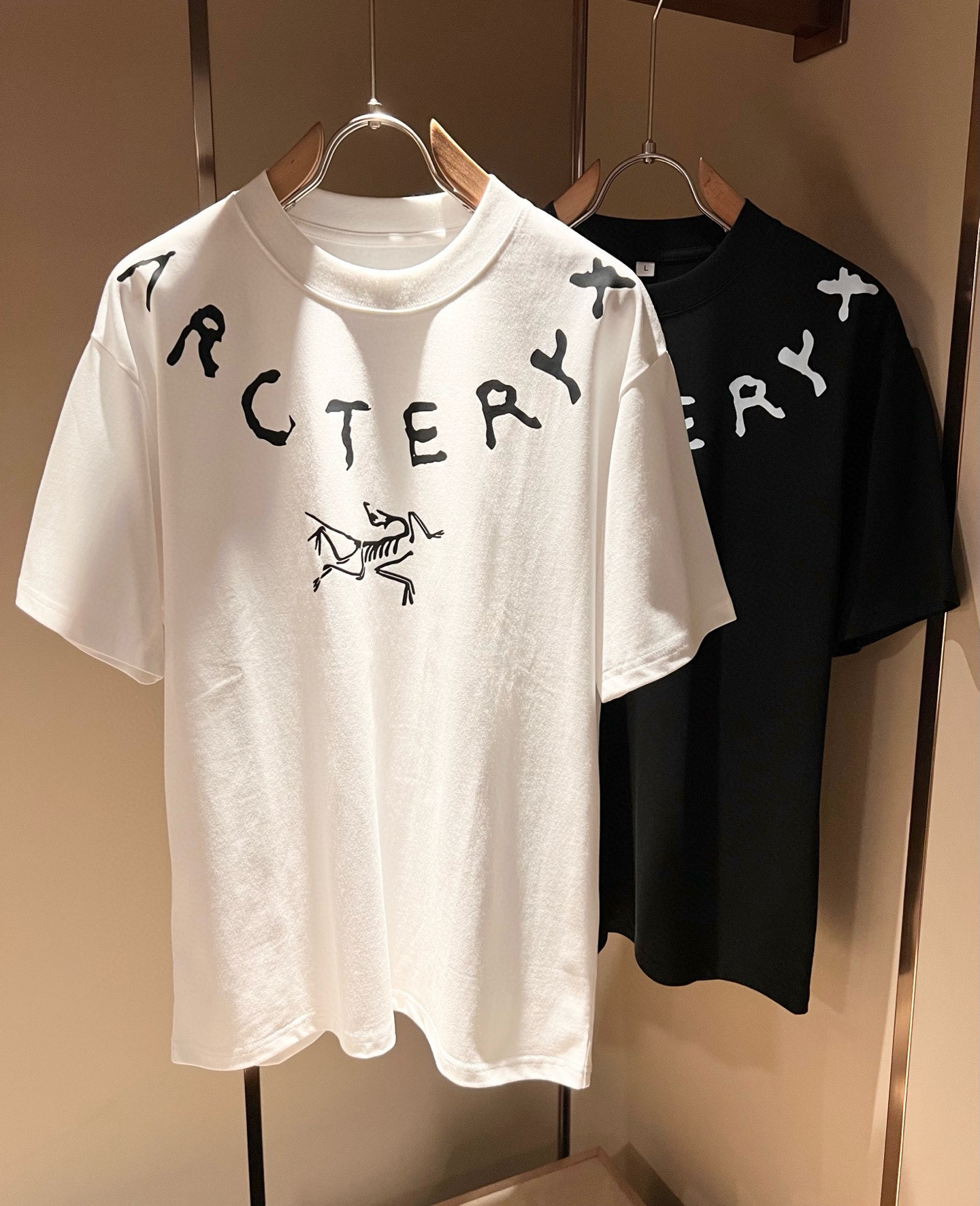 NO:505714,ARCTER*X Original Archaeological Bird 2025 spring and summer new short-sleeved T-shirt outdoor brands for men and women, perhaps the first thing that comes to mind is Canadian goose and Archaeological Bird. It gives people a feeling of trying out the label!  In addition to being quite accomplished in style design, the most obvious or most expert should be to have deeper and unique insights and attainments in fabrics. Through continuous structural research and problem-solving, and characterized by unique research on fabrics, these alone are enough to support it to become the first new logo brand image in the clothing manufacturing industry. This model uses air cotton material!  The fabric after the seiko blending feels smooth and soft, and it has both natural beauty and comfort. The large body style is cut cleanly and cleanly, and the fabric shows a different hazy structural beauty. It is made of exclusive mold customization. The fabric and its technology test the workers, can be smooth and smooth without wrinkles!  Logo logo pattern glue pressing process design!  It really tests the handmade work of every master!  It makes the whole clean and neat, without leaving any thread. Now men who pursue life are more refined in life!  Size M-4XL, arc'teryx, T-shirt,tees, t-shirt,alexander wang19860909ARCTER*X始*祖鸟 2025春夏新款男女同款短袖T恤户外品牌可能大家第一想到的就是加拿大鹅、始祖鸟.给人一种标签试的感觉！除了在款式设计上颇有造诣之外,最明显或者说最为拿手的,应该就是在面料上的拥有更深独特见解跟造诣了.通过不断地结构研究和问题处理,在以面料独特研究为特征,仅凭这些就已经足以支撑其成为服装制造行业中,首屈可数的新标志品牌形象.此款采用的空气棉材质！通过精工混纺之后的面料,手感细滑柔软,同时兼具自然美感跟舒适度.大身上版型裁剪简洁干净,面料上显现出了不一样朦胧的结构性美感来.独家开模定制而成,面料及其考验工人的技术,能做到平整服帖又不起皱！标志logo图案压胶工艺设计！真的是很考验每位师傅的手工制作！使得整体干净利索,不留一丝线头.现在对于生活有所追求的男性也在生活中更为精致！尺码M-4XL,arc'teryx,T-shirt,tees，t-shirt,alexander wang,Men's clothing