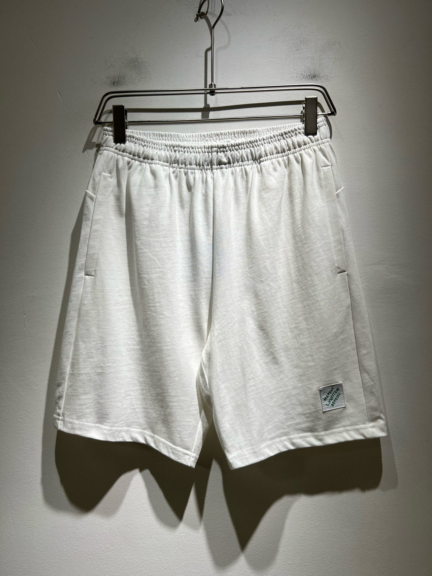 NO:505719,Louis Vuit*on Louis*den 2025 Spring and Summer Men and Women's Logo Casual Shorts, 2025 New Men and Women's Casual Shorts are launched, and it is another masterpiece that makes people shine!  Theme concept of the road * Vuitton, trouser leg logo pattern printing decoration!  You can immediately feel its uniqueness when worn on the body, with a strong brand style and a relaxed look that will make you the highlight of the public!  Just because I was planted at a glance, I had to use materials, handicrafts, design and other production processes to the extreme, and imported pure cotton fabrics!  The texture of this model is quite touching, the specifications and grades are known at the tentacles. The delicateness and breathability are top-notch. It instantly kills all versions in the industry. The versatile and elegant style is popular all over the world as soon as it was released. Hollywood big names and celebrities and internet celebrities are all taking the lead in buying it. I recommend it by myself. I must buy a shorts for men and women this summer!  Size S-2XL, louis vuitton,louis vuitton,shorts,alexander wang19860909Louis Vuit*on路易*登 2025春夏男女同款logo休闲短裤,2025新款男女同款休闲短裤上线了,又是一件让人眼前一亮的佳作！主题概念的路*威登,裤腿logo图案印花修饰！穿上身马上就能感受到它的与众不同,品牌风格浓烈,轻松的能让你变成大众亮点！只因为一眼就被种草,喜欢就要任性用料、手工、 设计等各方面的制作工序都是做到了极致,百分百进口纯棉的面料！此款的质感相当感人 触手便知规格档次 细腻程度与透气效果堪称顶级 秒杀业内一切版本的存在.百搭的气质款,一发布就火爆全球,好莱坞大咖 明星大V网红都纷纷抢先入手,自留墙裂推荐,今年夏天必入的一款短裤男女同款！ 尺码S-2XL,,louis vuitton,louis vuitton,shorts,alexander wang,Men's clothing