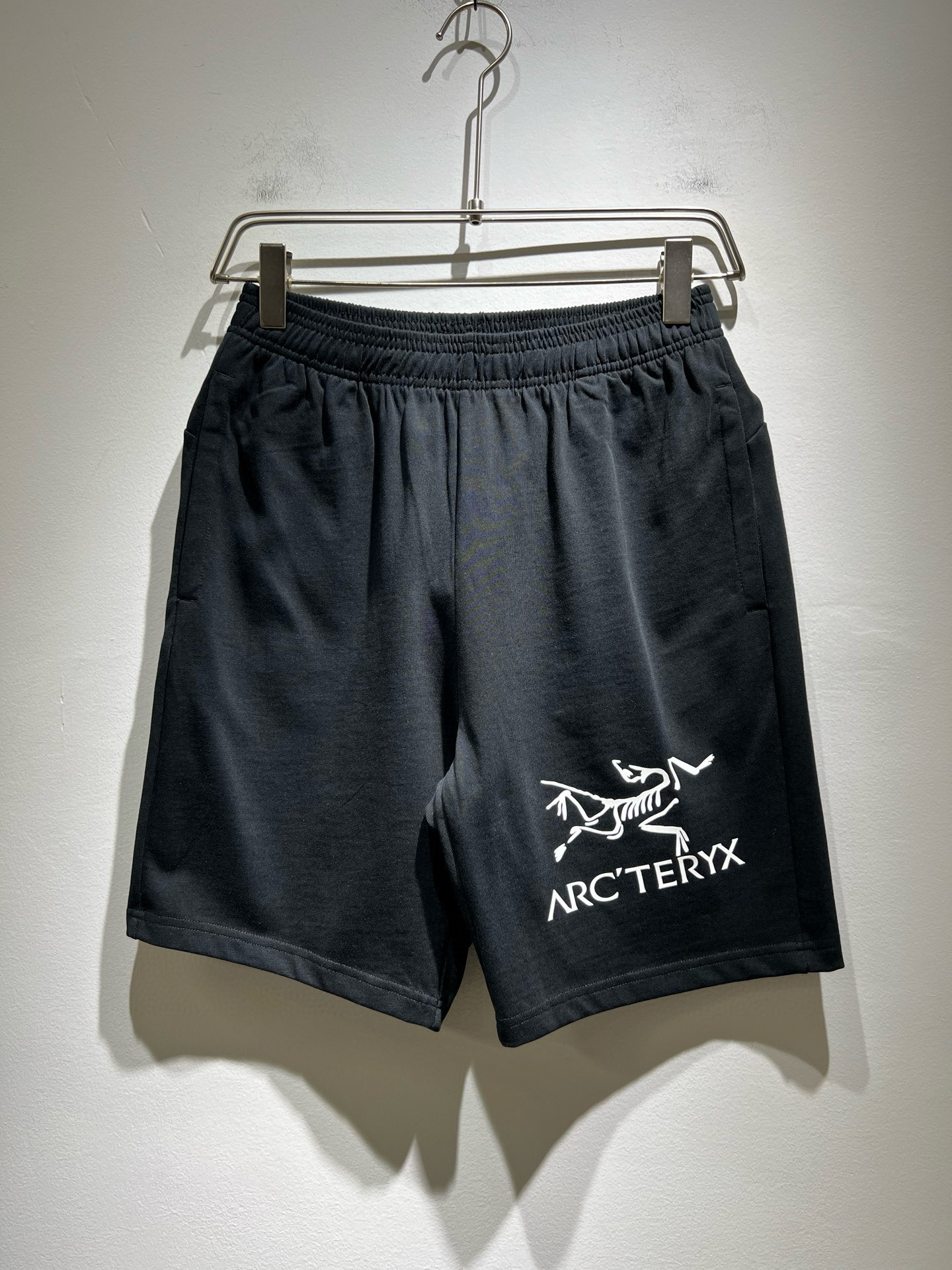 NO:505721,ARCTER*X Original Archaeological Bird 2025 spring and summer new casual sports style casual shorts, outdoor brands may first think of Canadian goose and Archaeological Bird. It gives people a feeling of trying out the label!  In addition to being quite accomplished in style design, the most obvious or most expert should be to have deeper and unique insights and attainments in fabrics. Through continuous structural research and problem-solving, and characterized by unique research on fabrics, these alone are enough to support it to become the first-rate new logo brand image in the clothing manufacturing industry. This model uses a seiko pure cotton blend fabric, which feels smooth and soft, and has both natural beauty and comfort. The large body style is cut cleanly and cleanly, and the fabric shows a different hazy structural beauty. It is made of exclusive mold customization, and the fabric and its technology test the workers, can be smooth and smooth without wrinkles. The trouser legs are simple logo pattern glue-pressing design!  It really tests the handmade work of every master!  Make the overall clean and neat, without leaving a trace of thread. Nowadays, men who pursue life are more refined in life, size S-2XL, arc'teryx, shorts, alexander wang19860909ARCTER*X始*祖鸟 2025春夏新款休闲运动风格休闲短裤裤,户外品牌可能大家第一想到的就是加拿大鹅、始祖鸟.给人一种标签试的感觉！除了在款式设计上颇有造诣之外,最明显或者说最为拿手的,应该就是在面料上的拥有更深独特见解跟造诣了.通过不断地结构研究和问题处理,在以面料独特研究为特征,仅凭这些就已经足以支撑其成为服装制造行业中,首屈可数的新标志品牌形象.此款采用精工纯棉混纺面料,手感细滑柔软,同时兼具自然美感跟舒适度.大身上版型裁剪简洁干净,面料上显现出了不一样朦胧的结构性美感来.独家开模定制而成,面料及其考验工人的技术,能做到平整服帖又不起皱,裤腿简单logo图案压胶设计！真的是很考验每位师傅的手工制作！使得整体干净利索,不留一丝线头.现在对于生活有所追求的男性也在生活中更为精致,尺码S-2XL,arc'teryx,shorts,alexander wang,Men's clothing