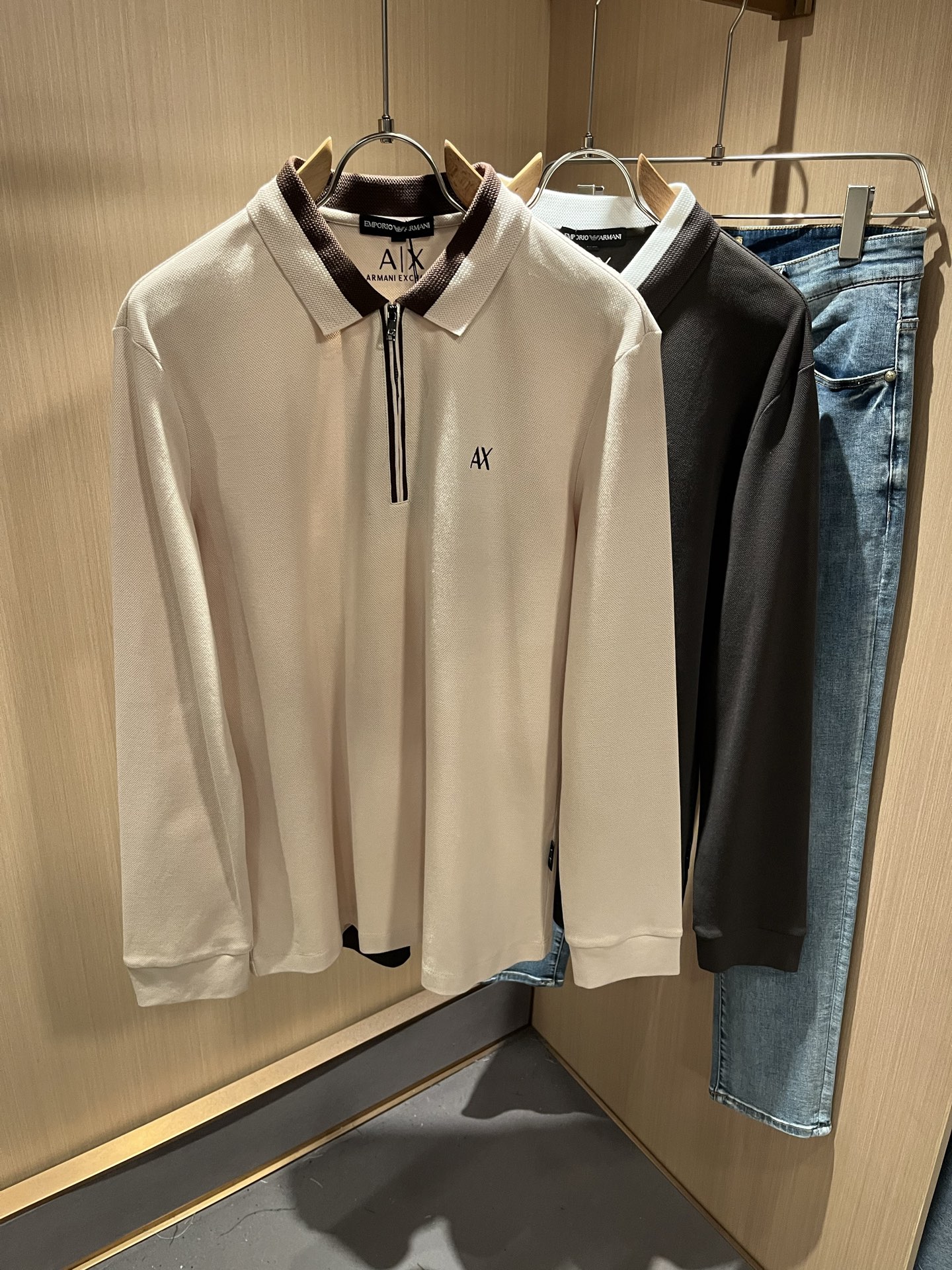 NO:516631,Arman A*ni's new autumn and winter 2025 new men's casual long-sleeved Polo shirt, original OEM order, logo embroidery design!  The simple design is exquisite and elegant, amazing!  Customized original exclusive bead floor cotton fabric, soft and delicate, and the upper body is super comfortable. It is still refreshing and comfortable to wear even in summer, and the ultimate enjoyment!  Inheriting the classic styles of the past, the upper body effect comes naturally, and simple outfits do not require too many accessories. It can easily create a fashionable feeling, and the return rate will also increase. Get it at a speed!  Size M-3XL, Armani,alexander wang19860909Arman阿*尼2025秋冬新款男士休闲长袖Polo衫,原单代工厂订单,标志logo刺绣设计！简洁的设计精致优雅,令人叹服！定制原版专属珠地棉面料,手感柔软细腻,上身超级舒适,即使夏天穿着依然清爽自在,极致的穿着享受！继承着以往的经典版型,上身效果自然而来的出彩,简单穿搭无需过多的饰物,轻松搭出时尚感,回头率也会随之提升.速度入手吧！尺码M-3XL,,armani,alexander wang,Men's clothing