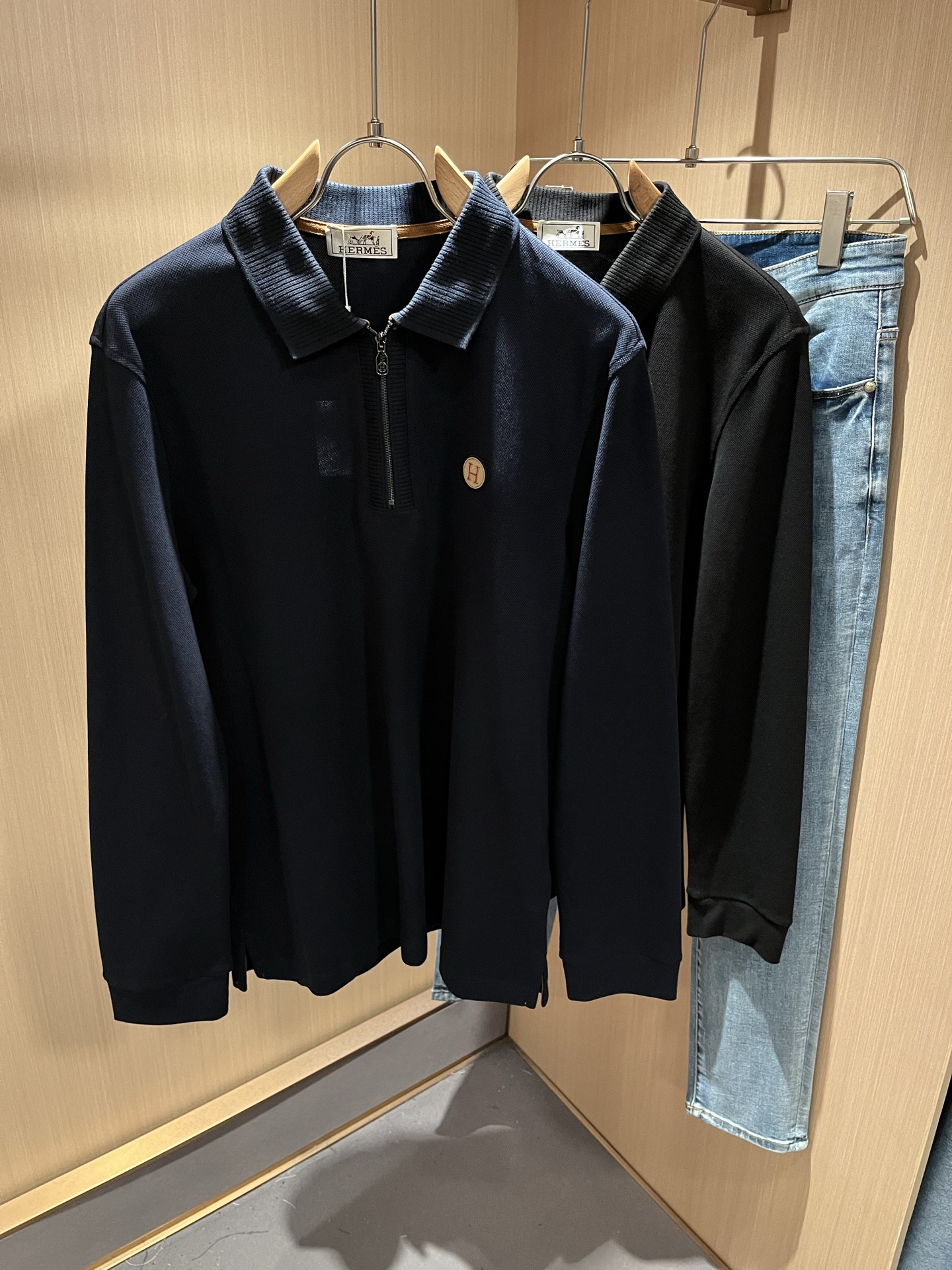 NO:519655,Her*mes 2025 autumn and winter new men's short-sleeved Polo shirt, a new upgraded versatile basic style, low-key and luxurious, and a choice of character!  Made of high-quality selected bead flooring, it has good moisture absorption, comfortable and breathable, enjoys a light and relaxed and comfortable wearing experience, has super vertical performance, meticulous craftsmanship, and extremely recognizable, showing the classic perfect pattern design of the new brand, and the embroidery design of the chest logo pattern!  Precise and in place in cutting. Simple and atmospheric style, and can show fashionable charm in daily leisure life. Size M-3XL, T-shirt, alexander wang19860909Her*mes爱*仕2025秋冬新款男士短袖Polo衫,全新升级百搭基础款,低调奢华,品格之选！甄选优质精选珠地棉打造而成,吸湿性好,舒适透气,享受轻薄轻松自在的穿着体验,有着超强的垂直性能,工艺细致,辨识度极高,展现全新品牌经典完美版型设计,胸前logo图案刺绣设计！在裁剪上精准到位.简约大气风格,又能在日常休闲生活中展现时尚魅力.尺码M-3XL,,T-shirt,alexander wang,Men's clothing