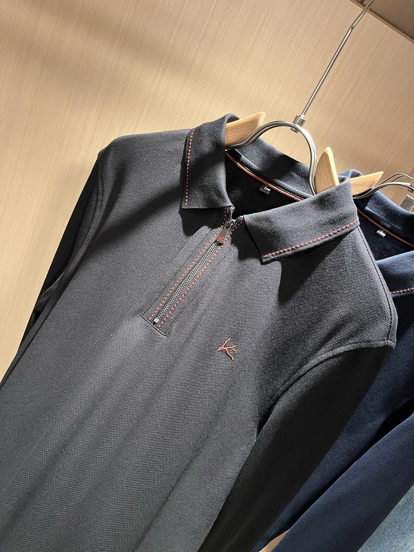 Kiton 2025秋冬新款Polo衫，采用进口专属珠地棉面料！！代表品牌形象 简洁舒适的款式，线条感粗