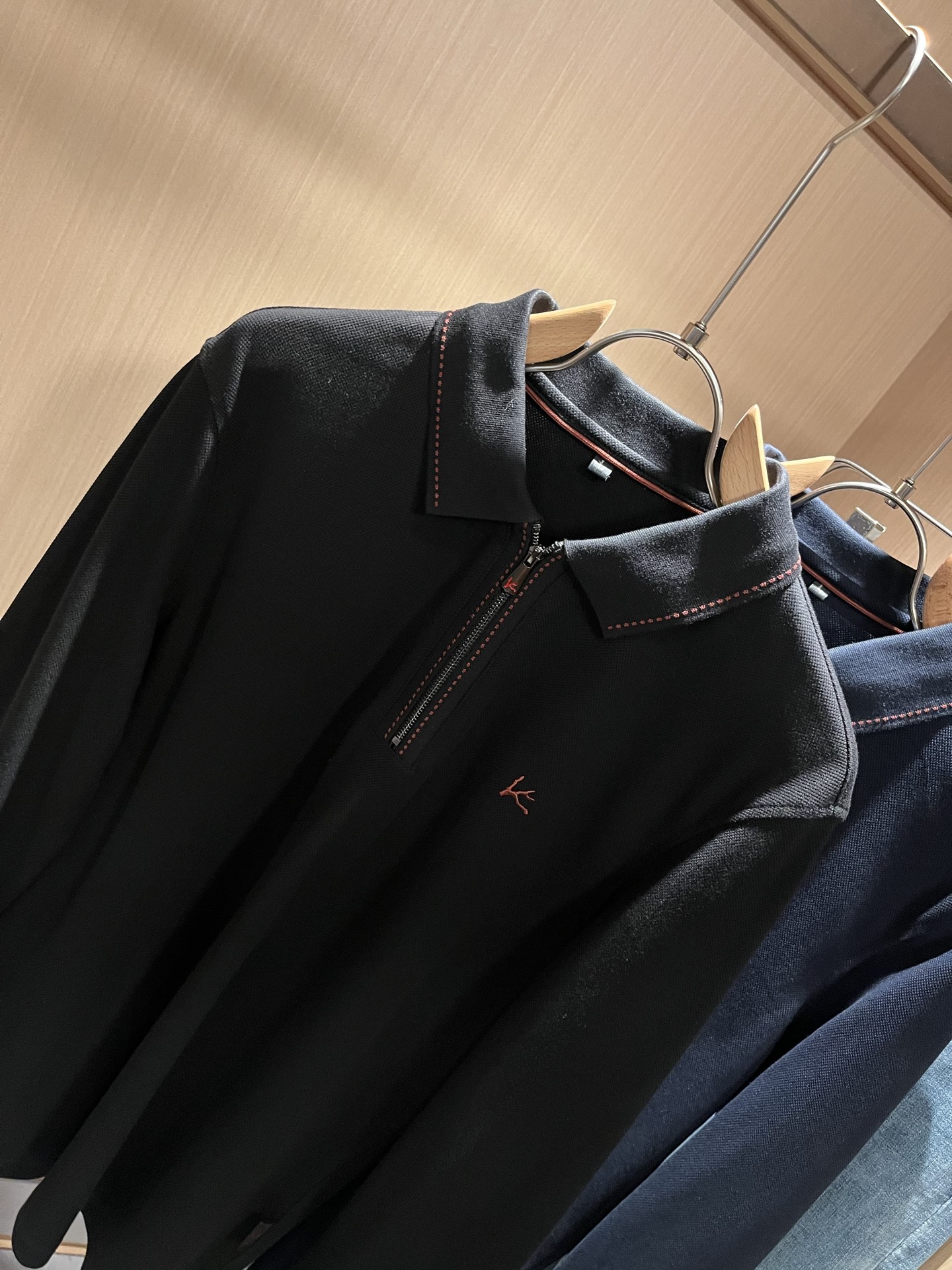 Kiton 2025秋冬新款Polo衫，采用进口专属珠地棉面料！！代表品牌形象 简洁舒适的款式，线条感粗
