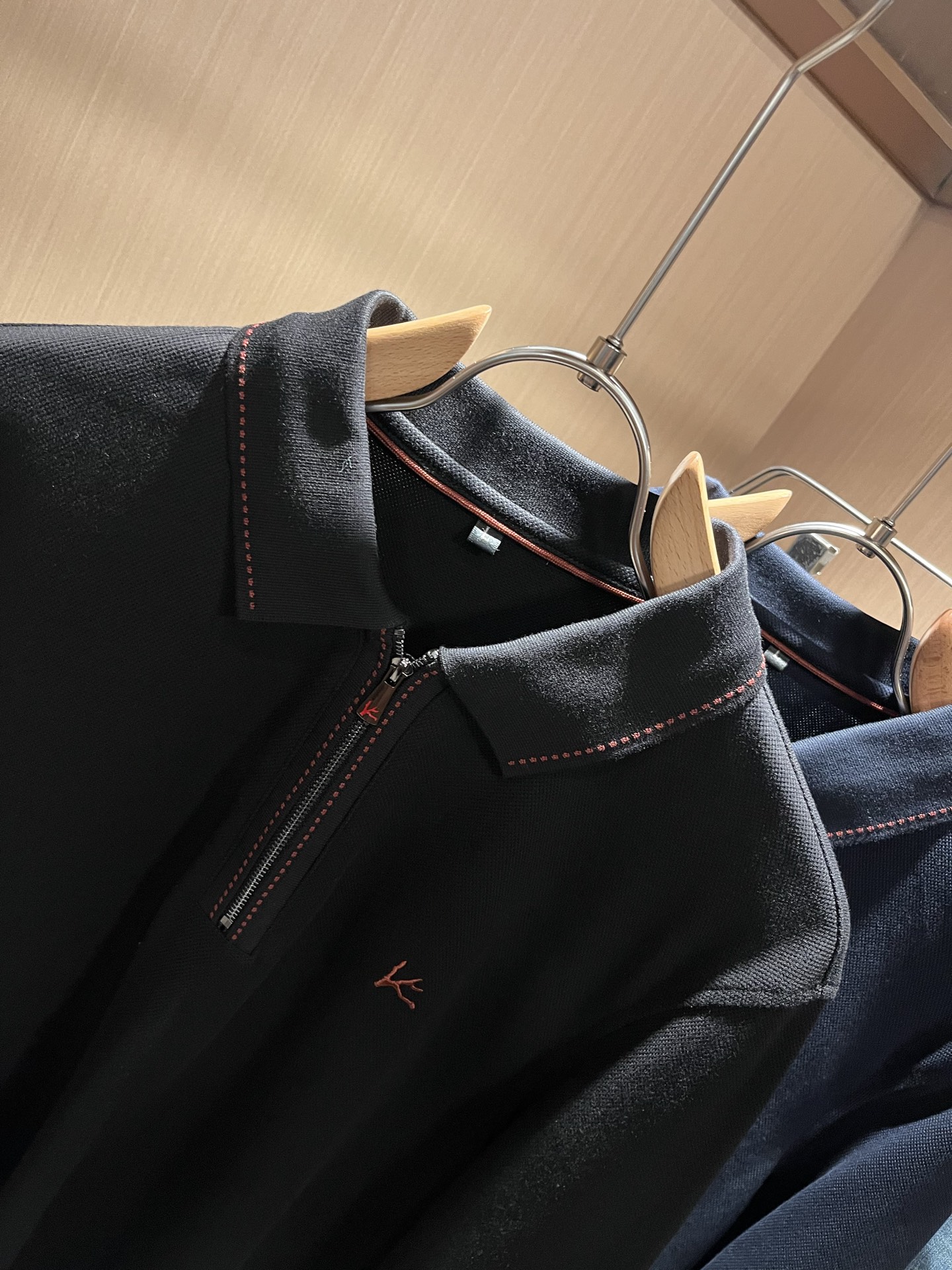Kiton 2025秋冬新款Polo衫，采用进口专属珠地棉面料！！代表品牌形象 简洁舒适的款式，线条感粗