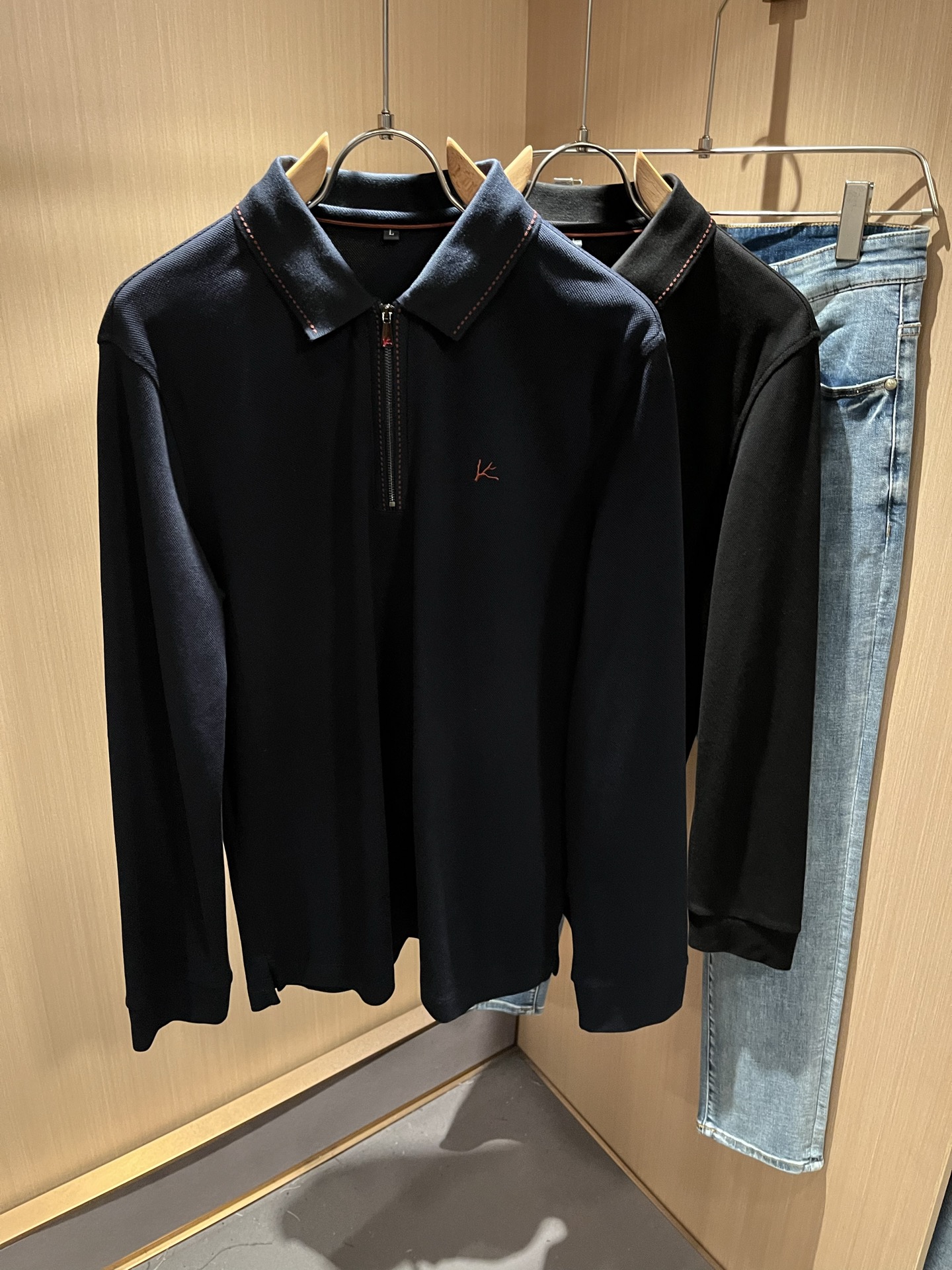 NO:520975,Kiton's new autumn and winter Polo shirt is made of imported exclusive bead floor cotton fabric!  !  Representing the brand image. Simple and comfortable styles, uniform and full lines, exquisite and delicate, high-end and luxurious on the upper body. Simple styles are more diverse in style. Stylish cut styles, simple plain small pointed neck men's short-sleeved polo, Polo shirt that every man should buy. Size M-3XL, T-shirt, alexander wang19860909Kiton 秋冬新款Polo衫,采用进口专属珠地棉面料！！代表品牌形象 简洁舒适的款式,线条感粗细均匀饱满,精致细腻,上身高端又奢华.简约的款式穿搭起来更加的多样化.剪裁时尚版型,简约式素色小尖领男士短袖polo、每一个男士都应该入手的Polo衫.尺码M-3XL,,T-shirt,alexander wang,Men's clothing