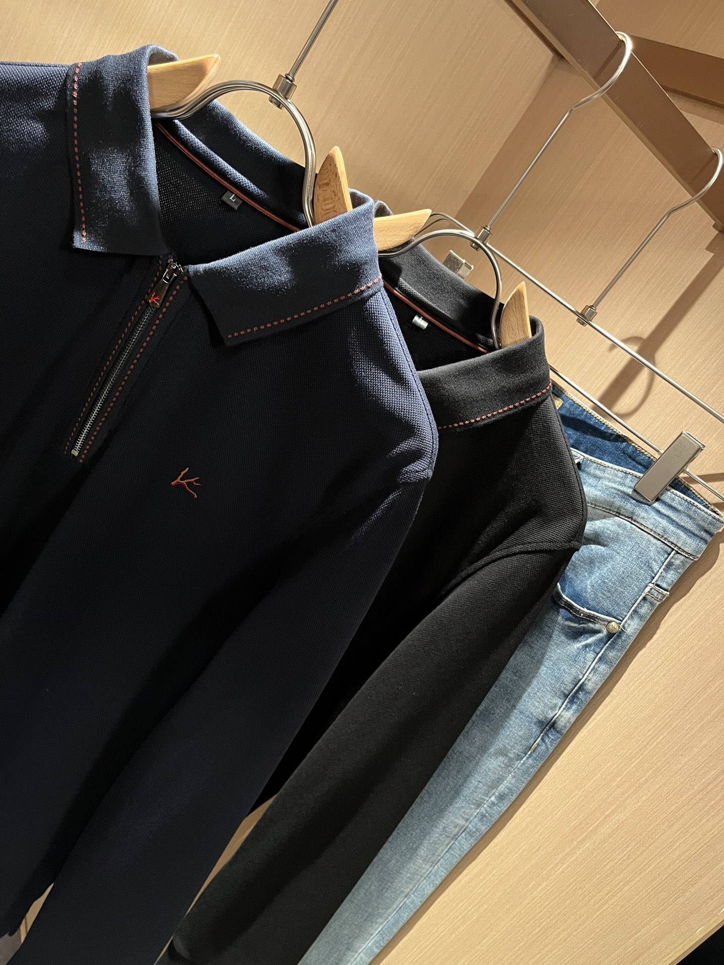 Kiton 2025秋冬新款Polo衫，采用进口专属珠地棉面料！！代表品牌形象 简洁舒适的款式，线条感粗