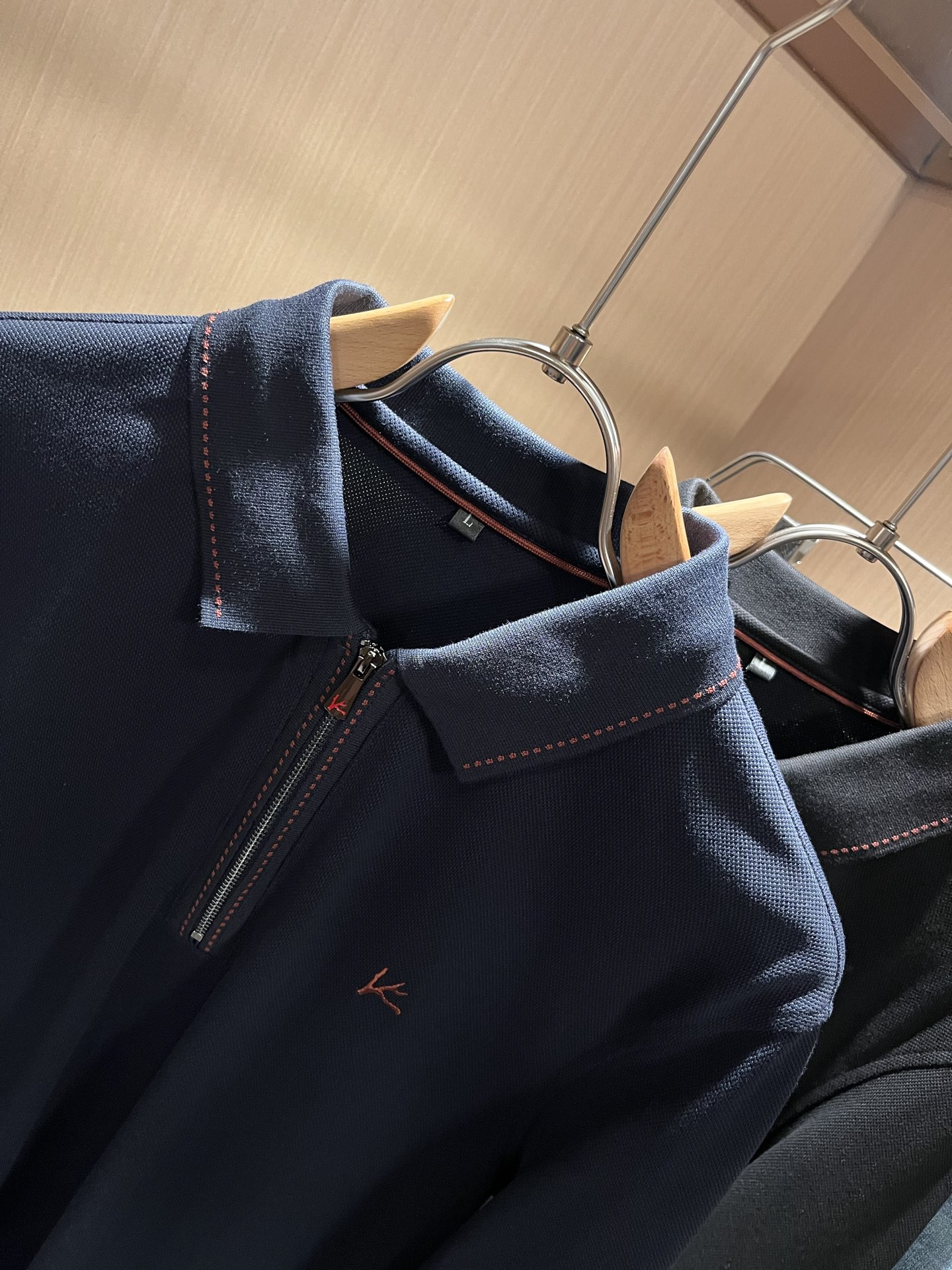 Kiton 2025秋冬新款Polo衫，采用进口专属珠地棉面料！！代表品牌形象 简洁舒适的款式，线条感粗