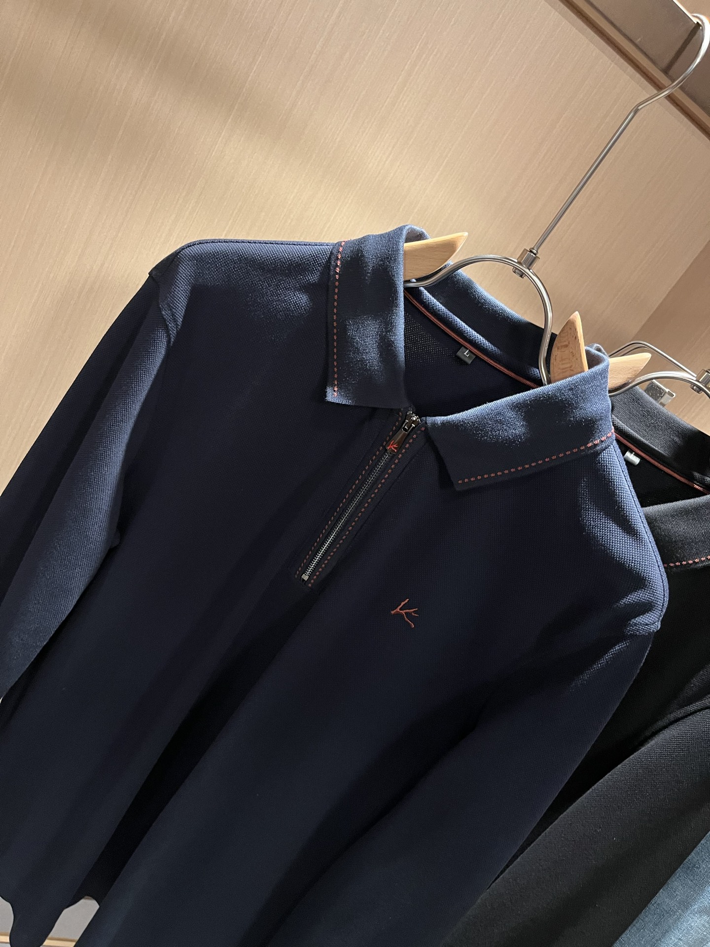 Kiton 2025秋冬新款Polo衫，采用进口专属珠地棉面料！！代表品牌形象 简洁舒适的款式，线条感粗