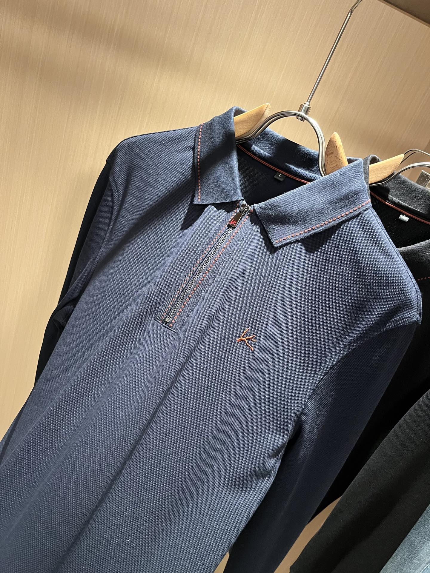 Kiton 2025秋冬新款Polo衫，采用进口专属珠地棉面料！！代表品牌形象 简洁舒适的款式，线条感粗