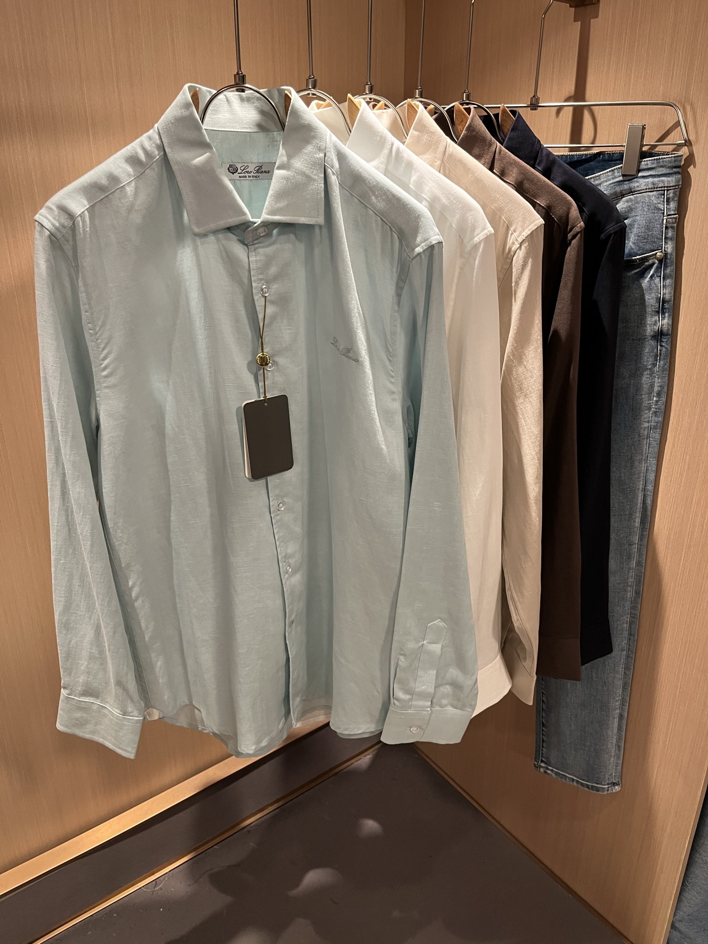 NO:521004,Loro Piana Nouyou Pianya autumn and winter men's shirts, the latest trade orders and all the quality!  !  Internet celebrity style!  The upper body is comfortable and breathable, not stiff, and the overall body has a rich three-dimensional feeling, quality export orders, and chest logo pattern embroidery design!  Customized exclusive cotton and linen fabric tailoring to meet the simple needs of commuters for dressing. The upper body works well, looks slim and is not picky about the figure. The fabric workmanship is impeccable. Only good craftsmanship can make you look good and tasteful. It is a must-have item for everyone!  Size M-3XL, loro piana, alexander wang19860909Loro Piana诺悠翩雅 秋冬男士衬衣,最新的贸易订单全品相！！网红款！上身舒适透气,不僵硬,整体有着丰富的立体感,品质出口订单,胸前logo图案刺绣设计！定制专属棉麻面料剪裁,满足通勤人们对于着装的简约需求,上身效果很好,显瘦,不挑剔身材.面料做工....无可挑剔,好工艺好面料才能穿出好品味一款,人手必备单品！尺码M-3XL,,loro piana,alexander wang,Men's clothing