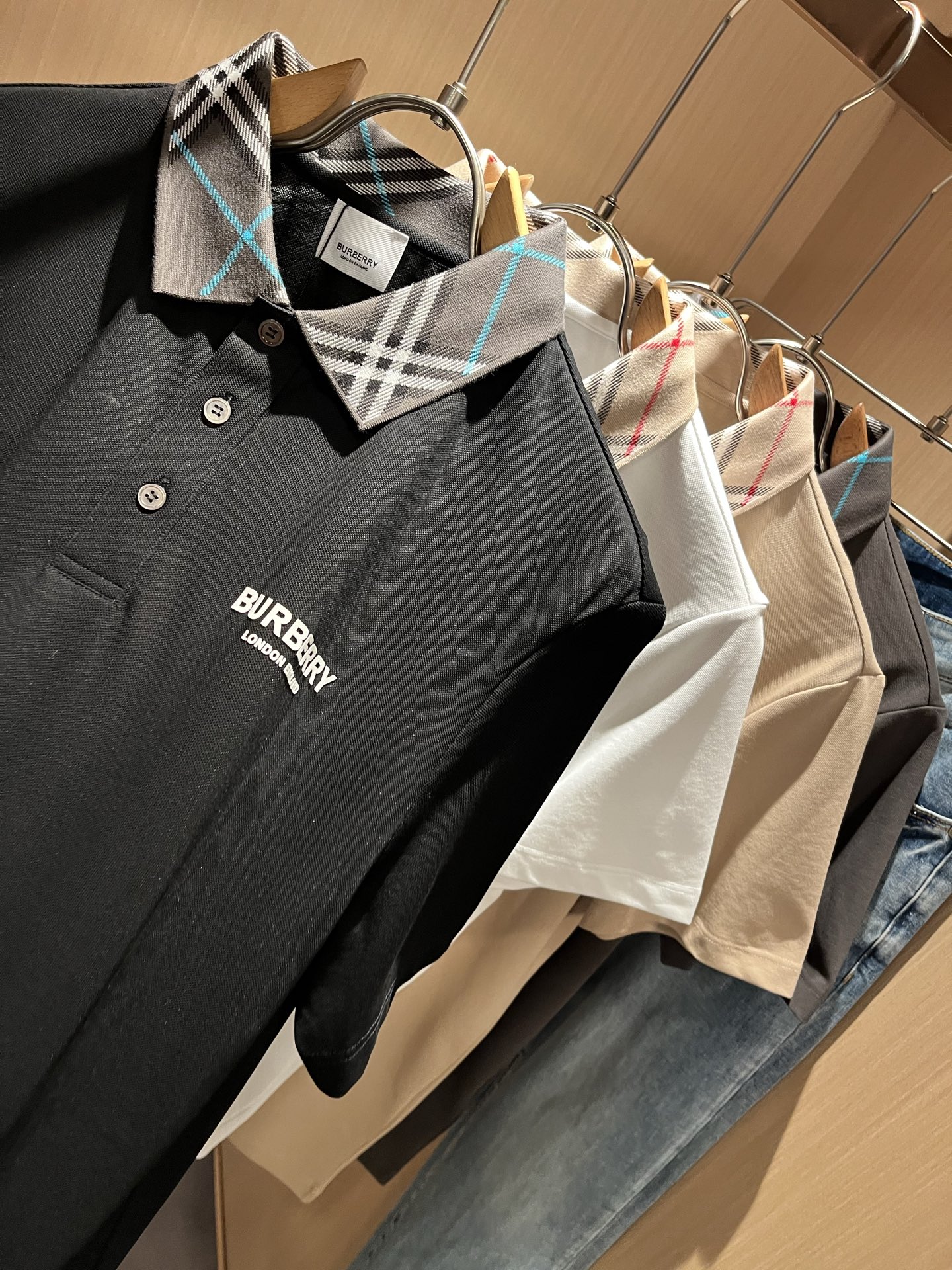 Bur*erry 巴*莉 2025春夏新款男士短袖Polo衫，品牌最新设计元素！既不单调也不复杂,恰到好