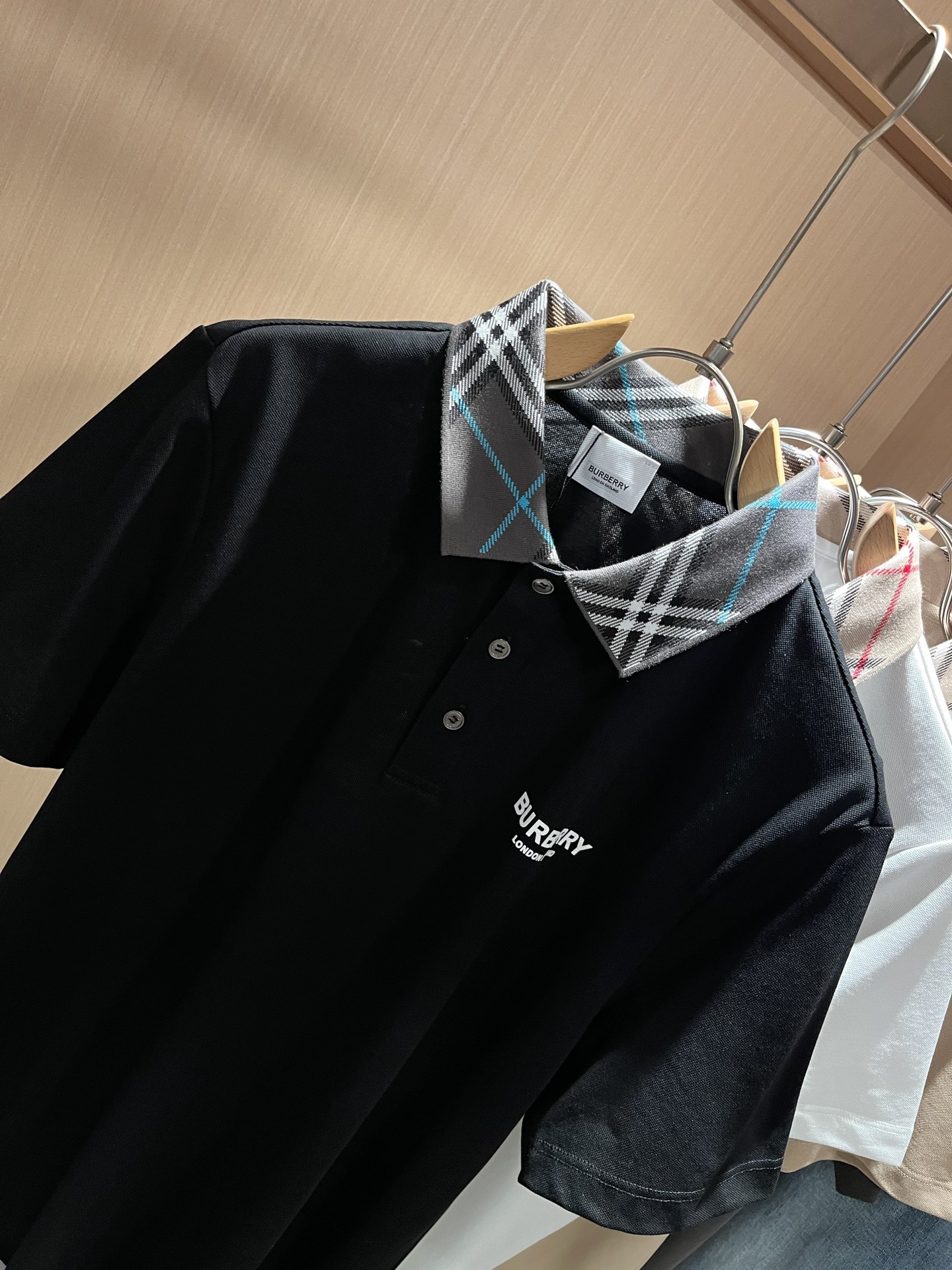 Bur*erry 巴*莉 2025春夏新款男士短袖Polo衫，品牌最新设计元素！既不单调也不复杂,恰到好