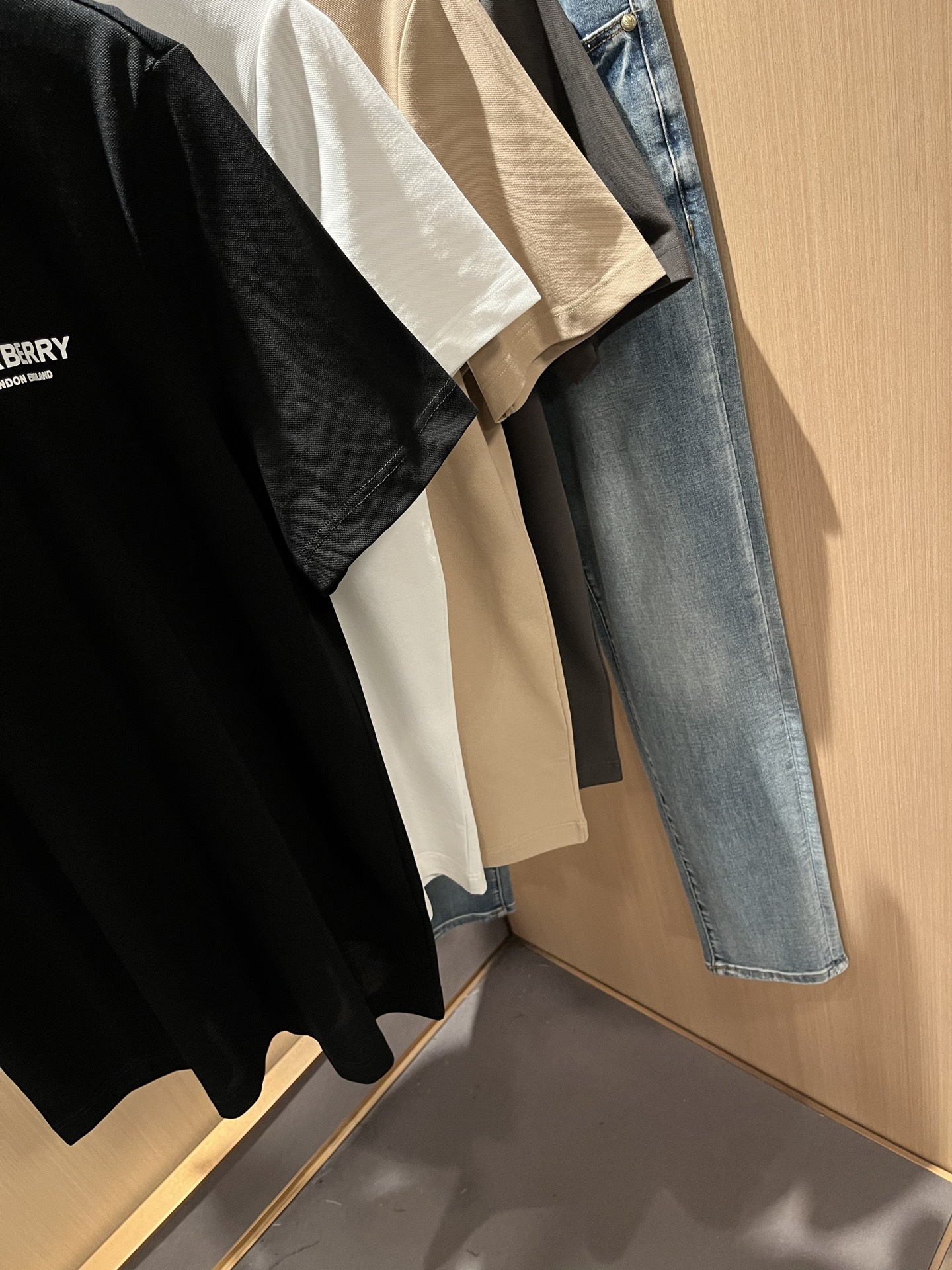 Bur*erry 巴*莉 2025春夏新款男士短袖Polo衫，品牌最新设计元素！既不单调也不复杂,恰到好