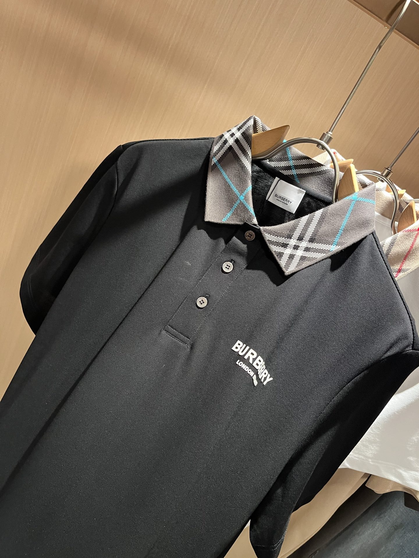 Bur*erry 巴*莉 2025春夏新款男士短袖Polo衫，品牌最新设计元素！既不单调也不复杂,恰到好
